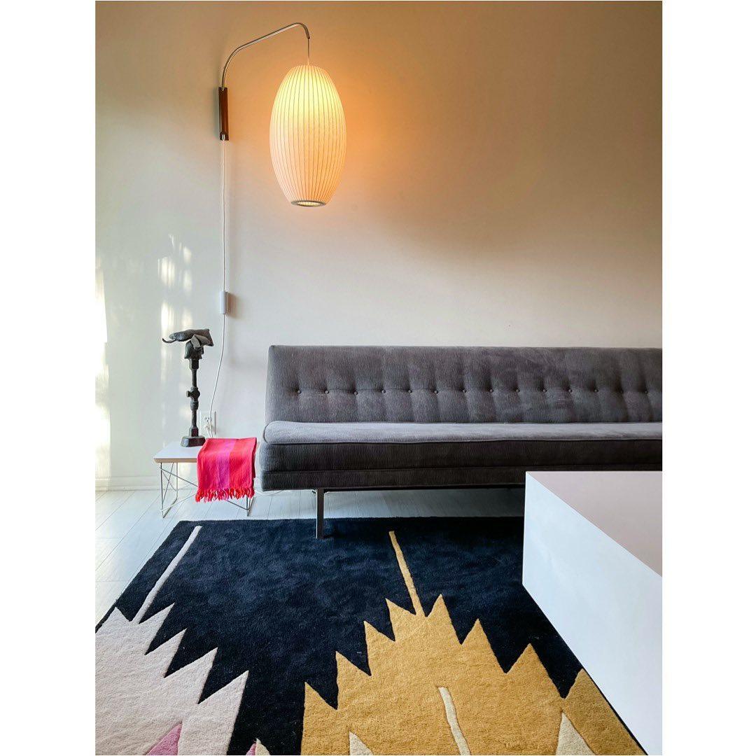Moderne vegglampe med elegant design, polymer og stål, diffust lys, perfekt for soverom og oppholdsrom.