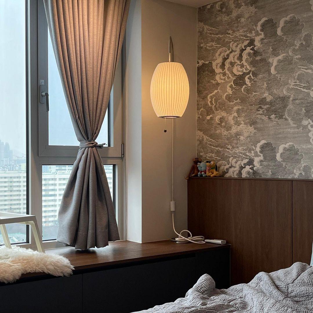 Moderne vegglampe med elegant design, polymer og stål, diffust lys, perfekt for soverom og oppholdsrom.
