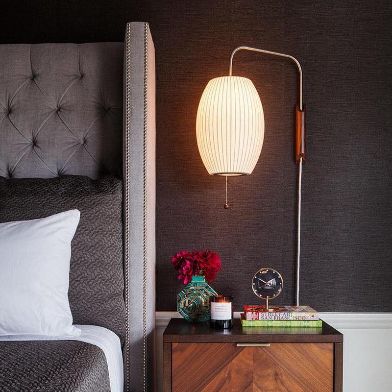 Moderne vegglampe med elegant design, polymer og stål, diffust lys, perfekt for soverom og oppholdsrom.