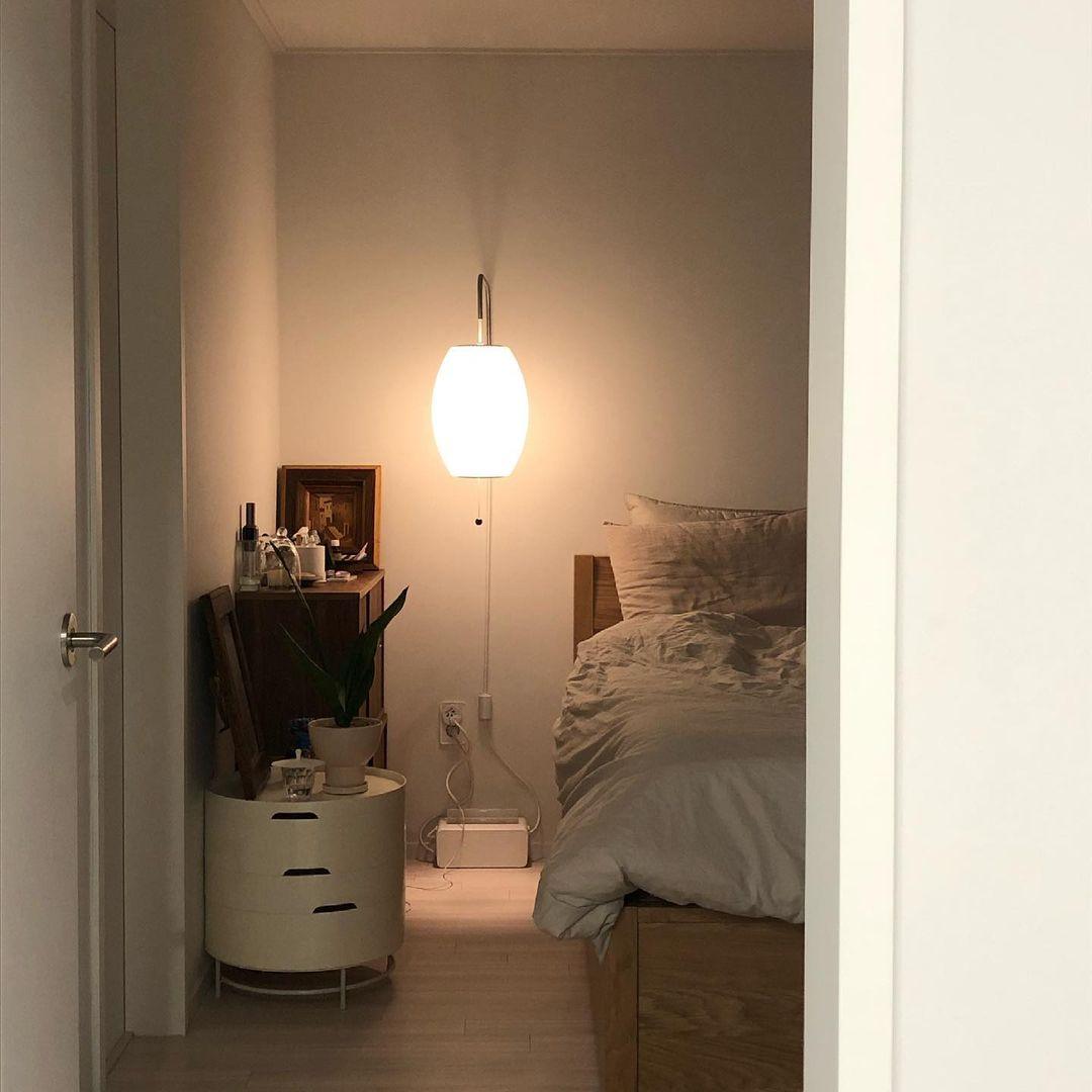 Moderne vegglampe med elegant design, polymer og stål, diffust lys, perfekt for soverom og oppholdsrom.