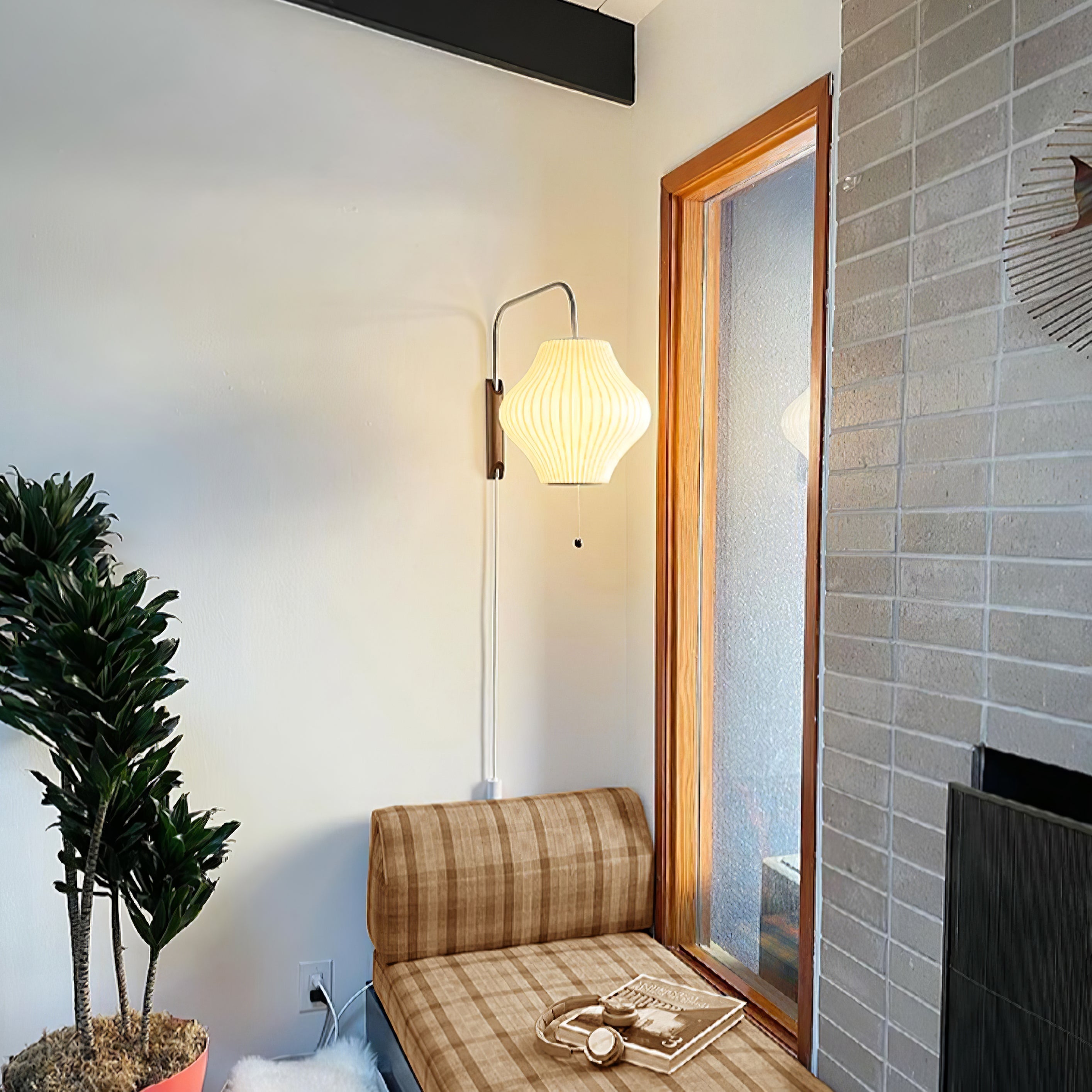 Moderne vegglampe med elegant design, polymer og stål, diffust lys, perfekt for soverom og oppholdsrom.