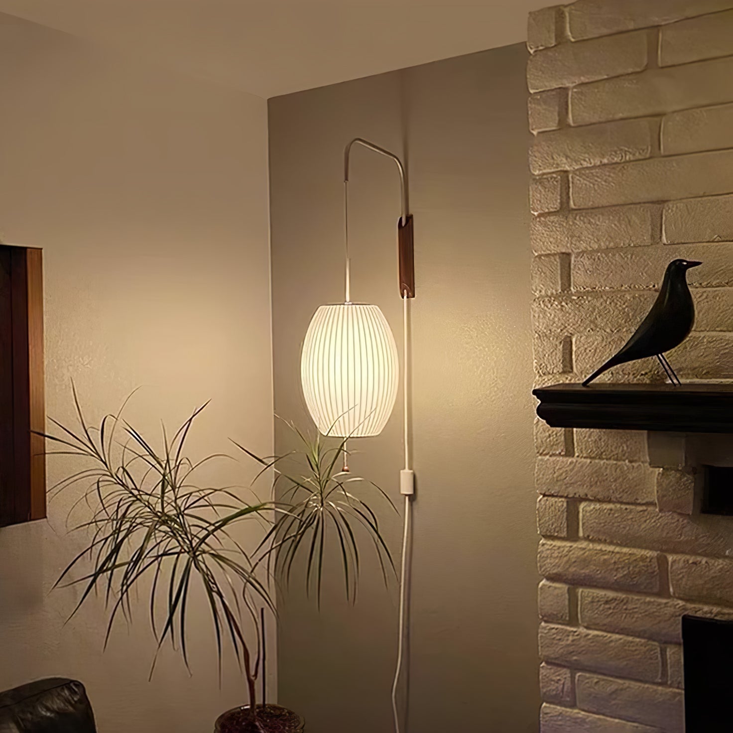Moderne vegglampe med elegant design, polymer og stål, diffust lys, perfekt for soverom og oppholdsrom.