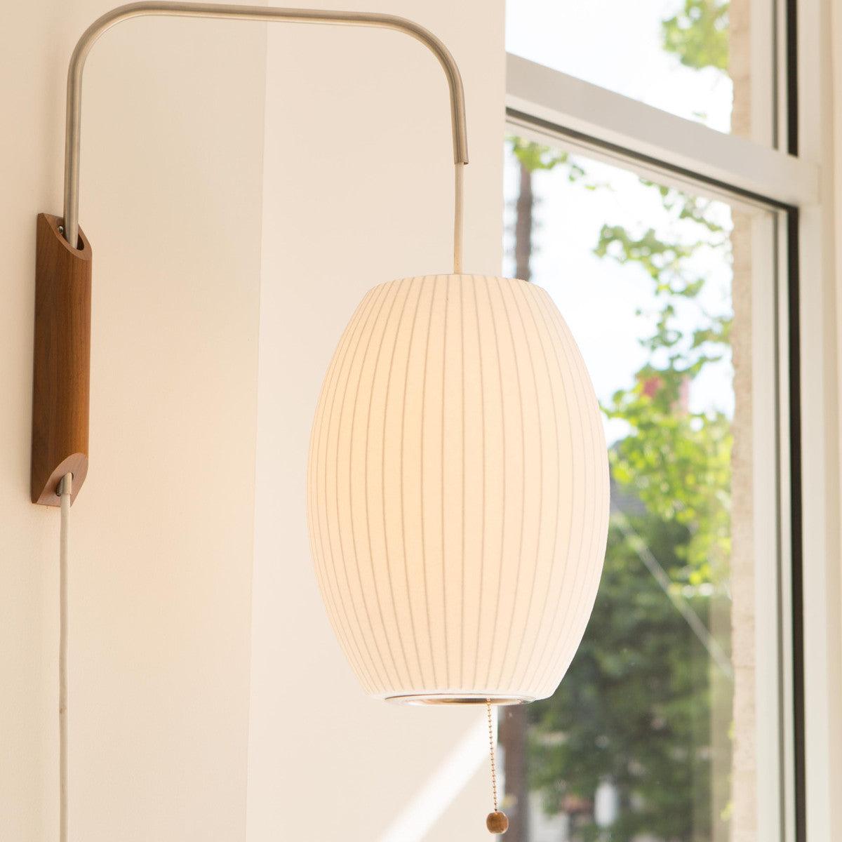 Moderne vegglampe med elegant design, polymer og stål, diffust lys, perfekt for soverom og oppholdsrom.