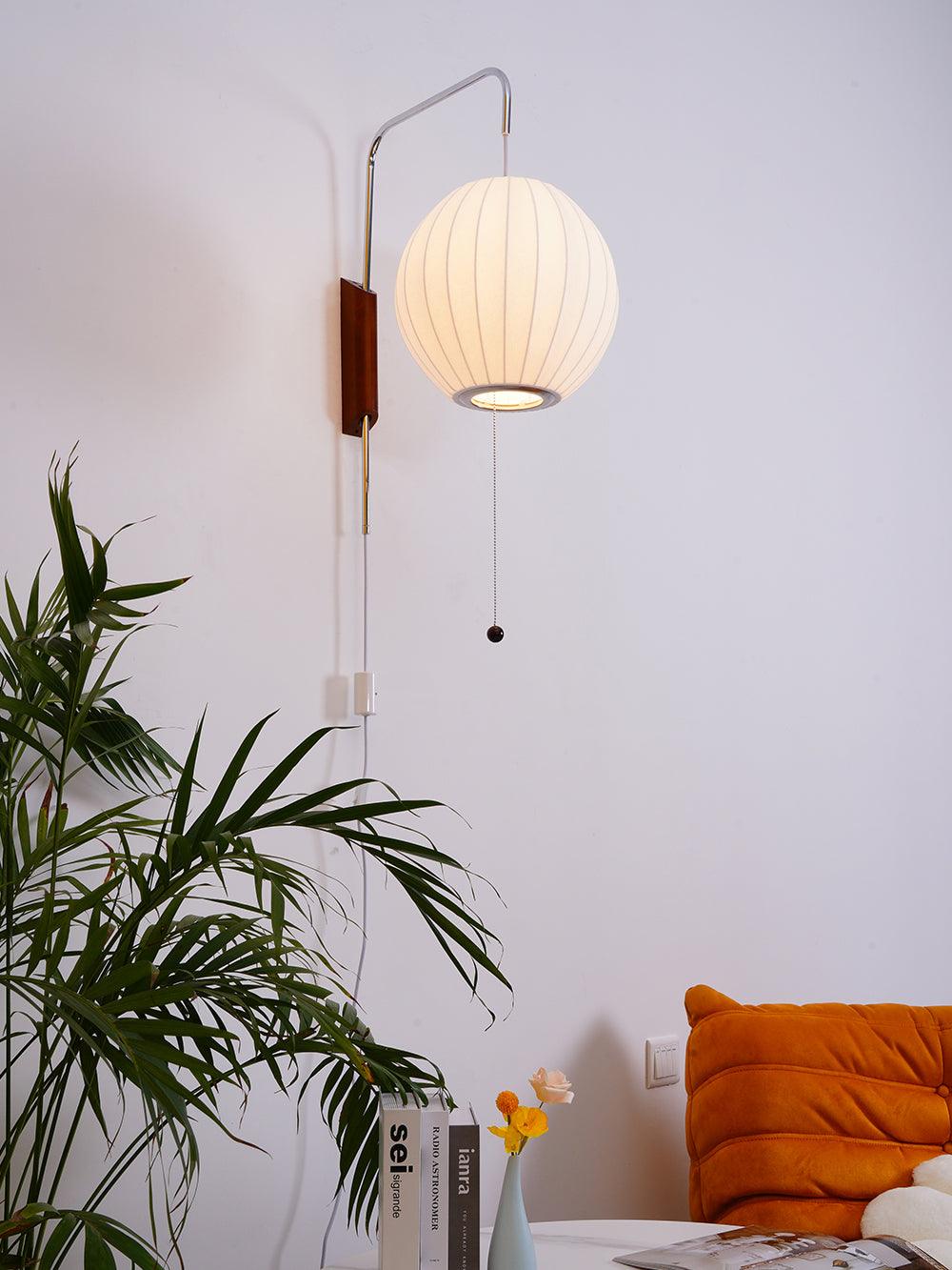 Moderne vegglampe med elegant design, polymer og stål, diffust lys, perfekt for soverom og oppholdsrom.