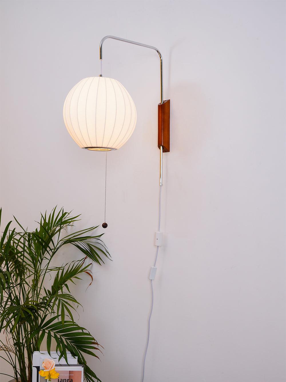 Moderne vegglampe med elegant design, polymer og stål, diffust lys, perfekt for soverom og oppholdsrom.