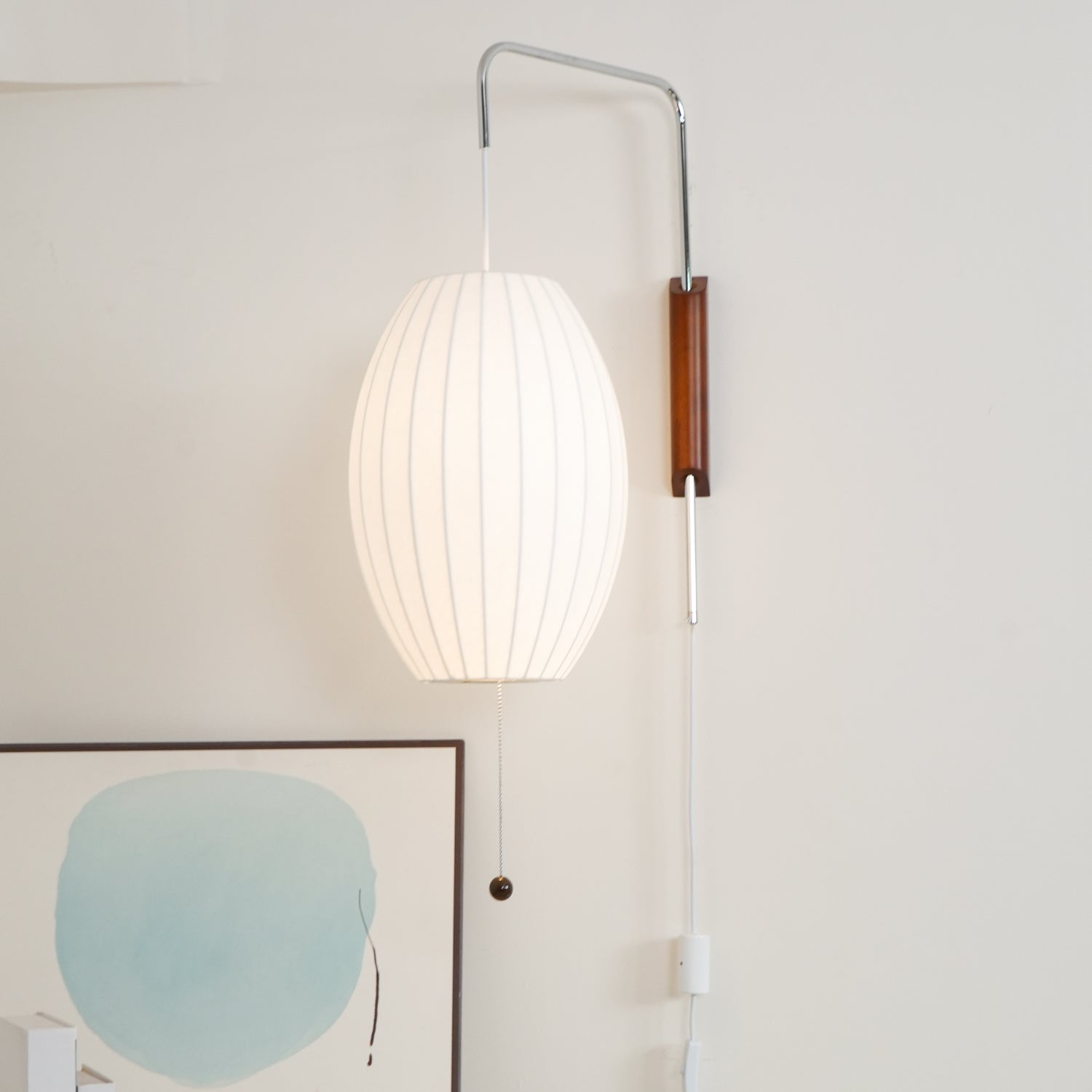 Moderne vegglampe med elegant design, polymer og stål, diffust lys, perfekt for soverom og oppholdsrom.