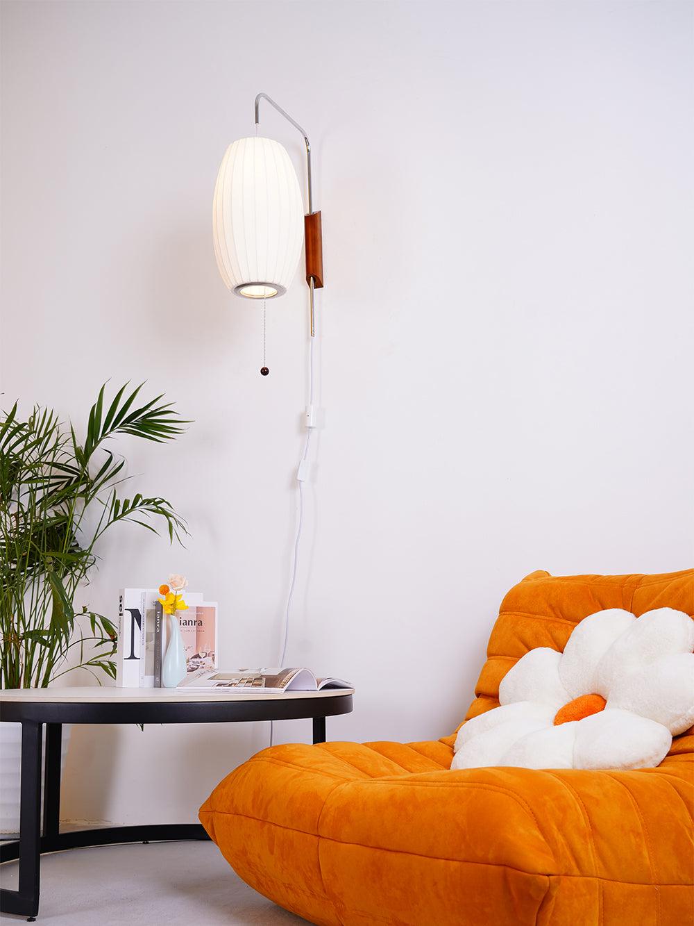 Moderne vegglampe med elegant design, polymer og stål, diffust lys, perfekt for soverom og oppholdsrom.