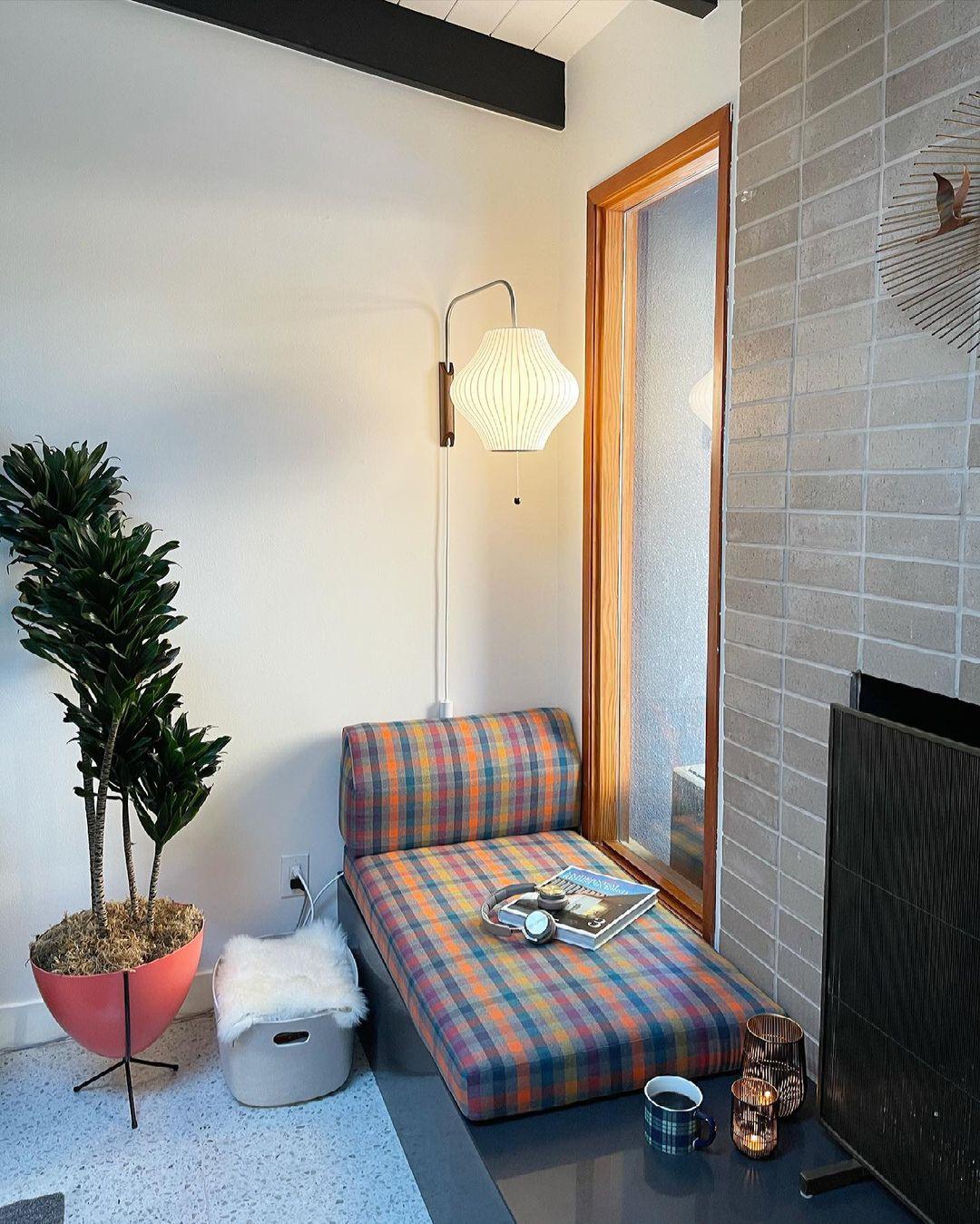 Moderne vegglampe med elegant design, polymer og stål, diffust lys, perfekt for soverom og oppholdsrom.