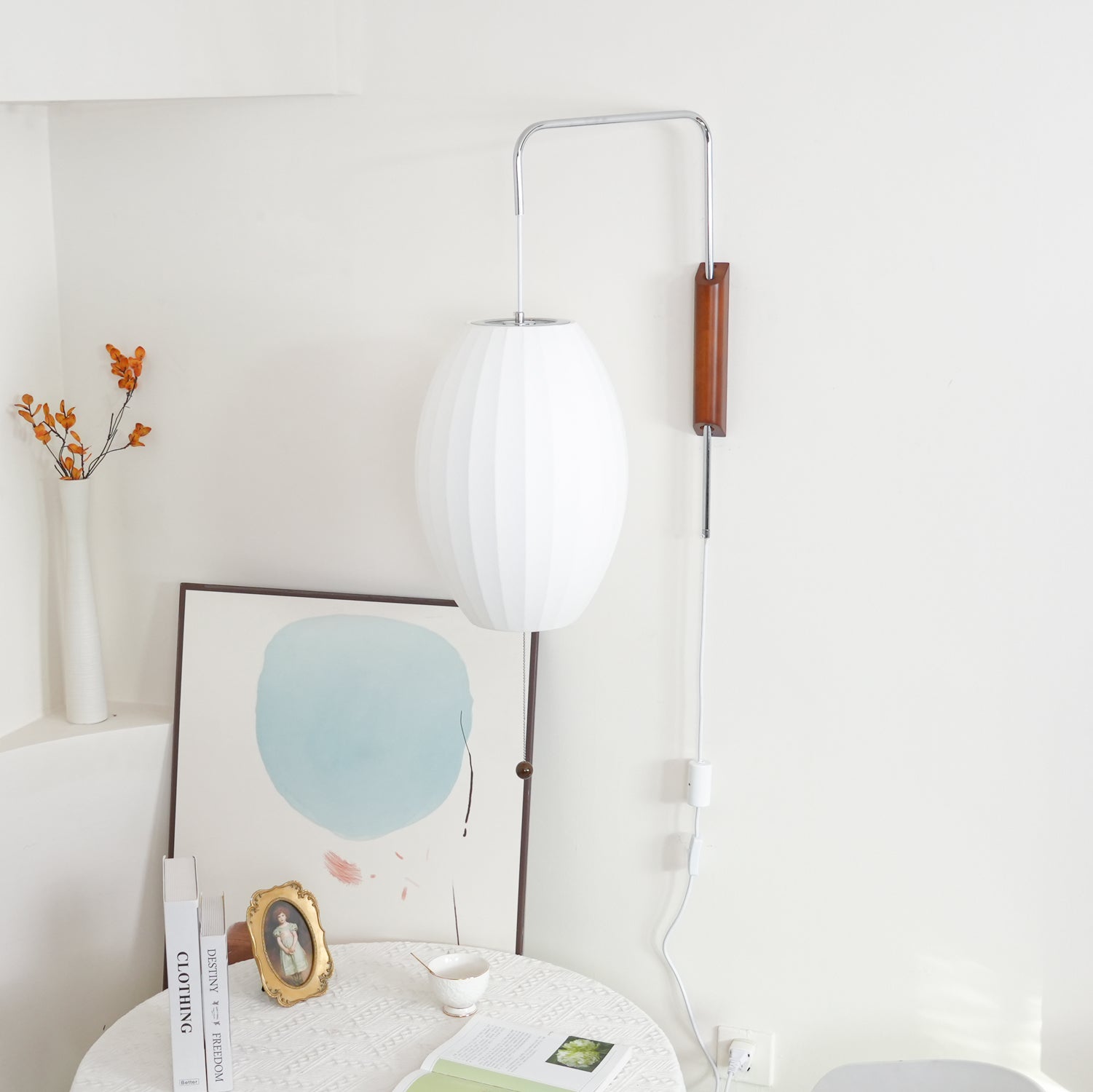 Moderne vegglampe med elegant design, polymer og stål, diffust lys, perfekt for soverom og oppholdsrom.