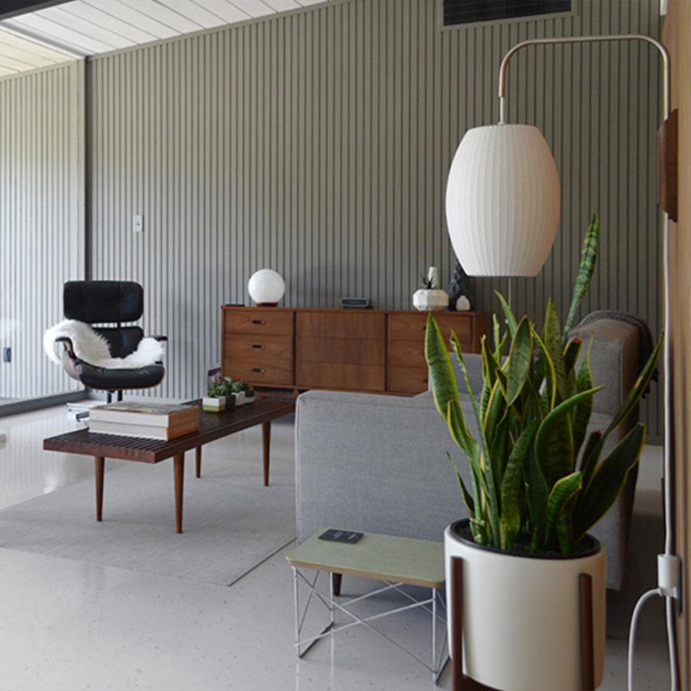 Moderne vegglampe med elegant design, polymer og stål, diffust lys, perfekt for soverom og oppholdsrom.