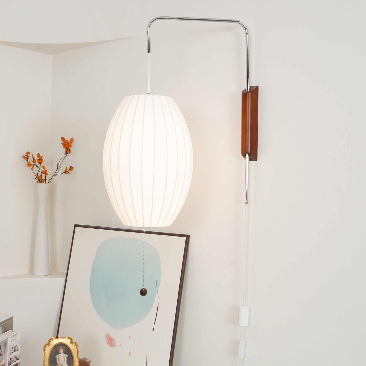 Moderne vegglampe med elegant design, polymer og stål, diffust lys, perfekt for soverom og oppholdsrom.