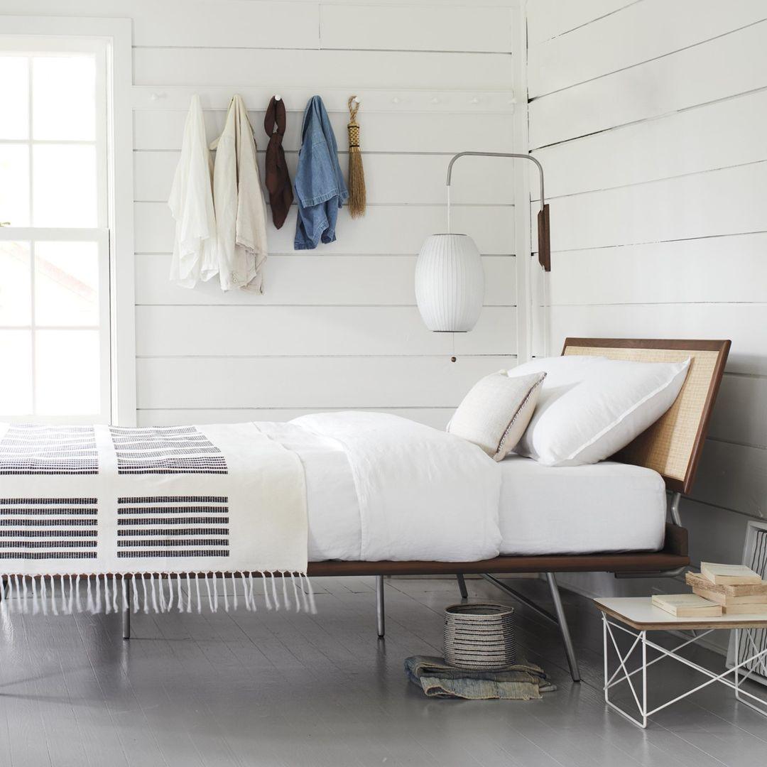Moderne vegglampe med elegant design, polymer og stål, diffust lys, perfekt for soverom og oppholdsrom.