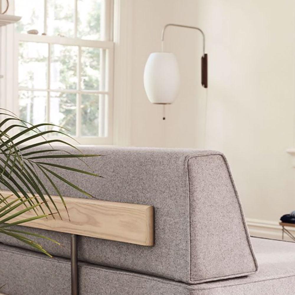 Moderne vegglampe med elegant design, polymer og stål, diffust lys, perfekt for soverom og oppholdsrom.