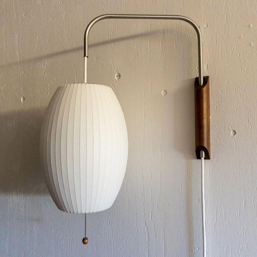 Moderne vegglampe med elegant design, polymer og stål, diffust lys, perfekt for soverom og oppholdsrom.