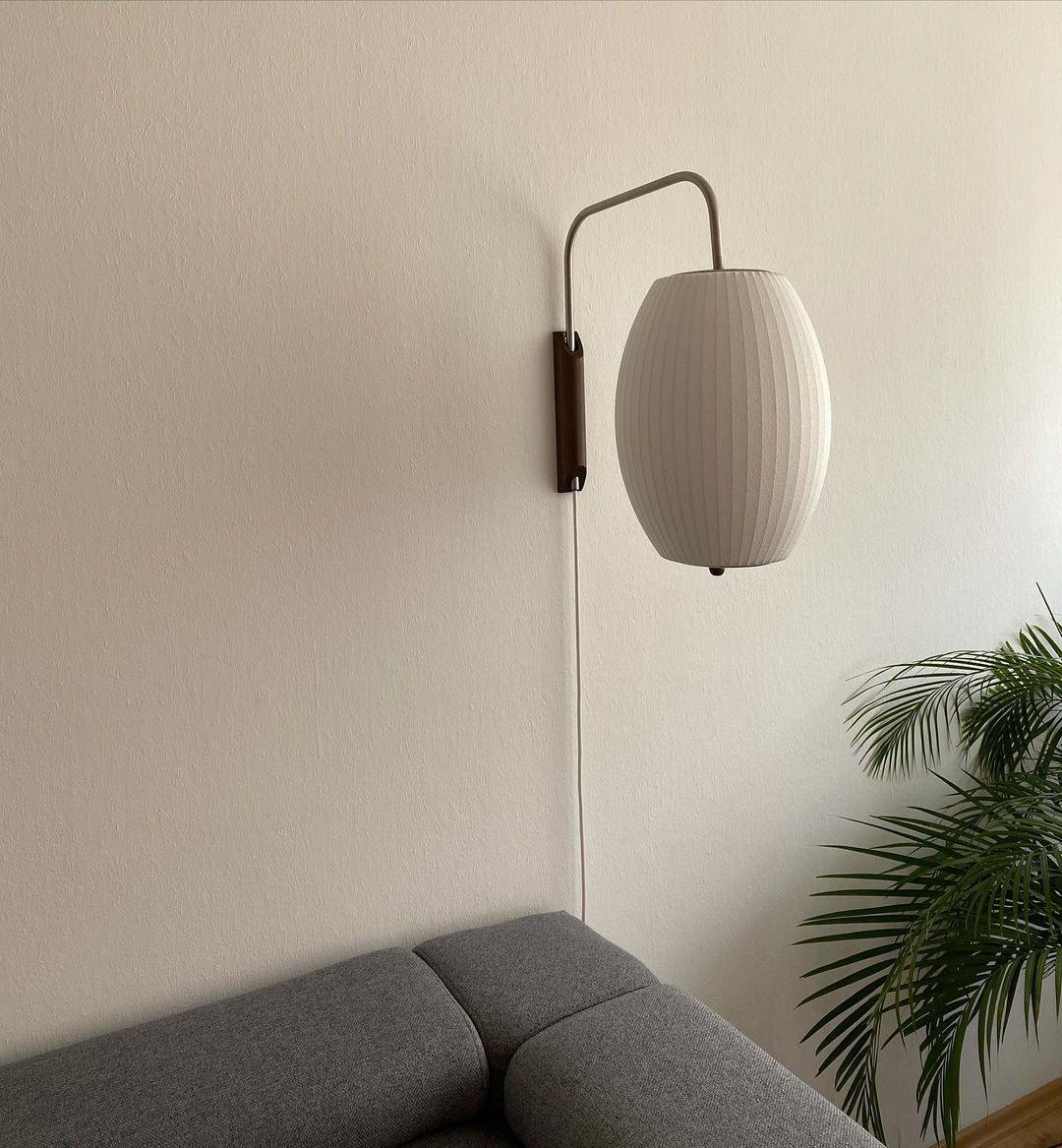 Moderne vegglampe med elegant design, polymer og stål, diffust lys, perfekt for soverom og oppholdsrom.