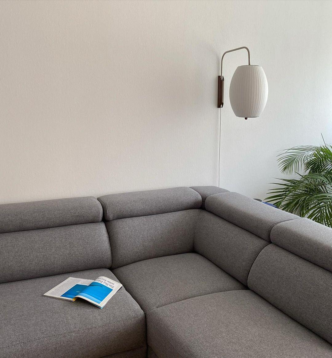 Moderne vegglampe med elegant design, polymer og stål, diffust lys, perfekt for soverom og oppholdsrom.