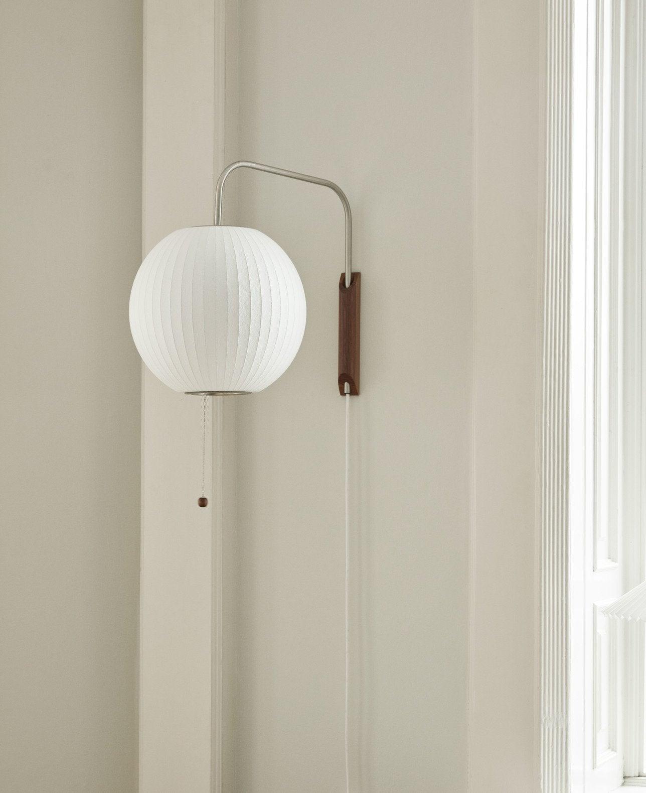 Moderne vegglampe med elegant design, polymer og stål, diffust lys, perfekt for soverom og oppholdsrom.