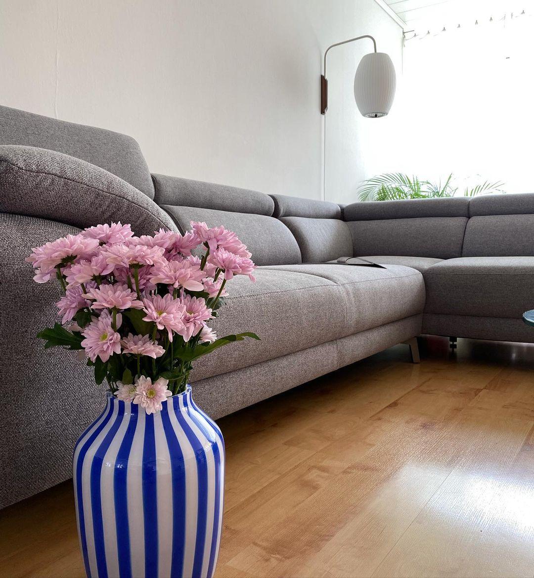Moderne vegglampe med elegant design, polymer og stål, diffust lys, perfekt for soverom og oppholdsrom.