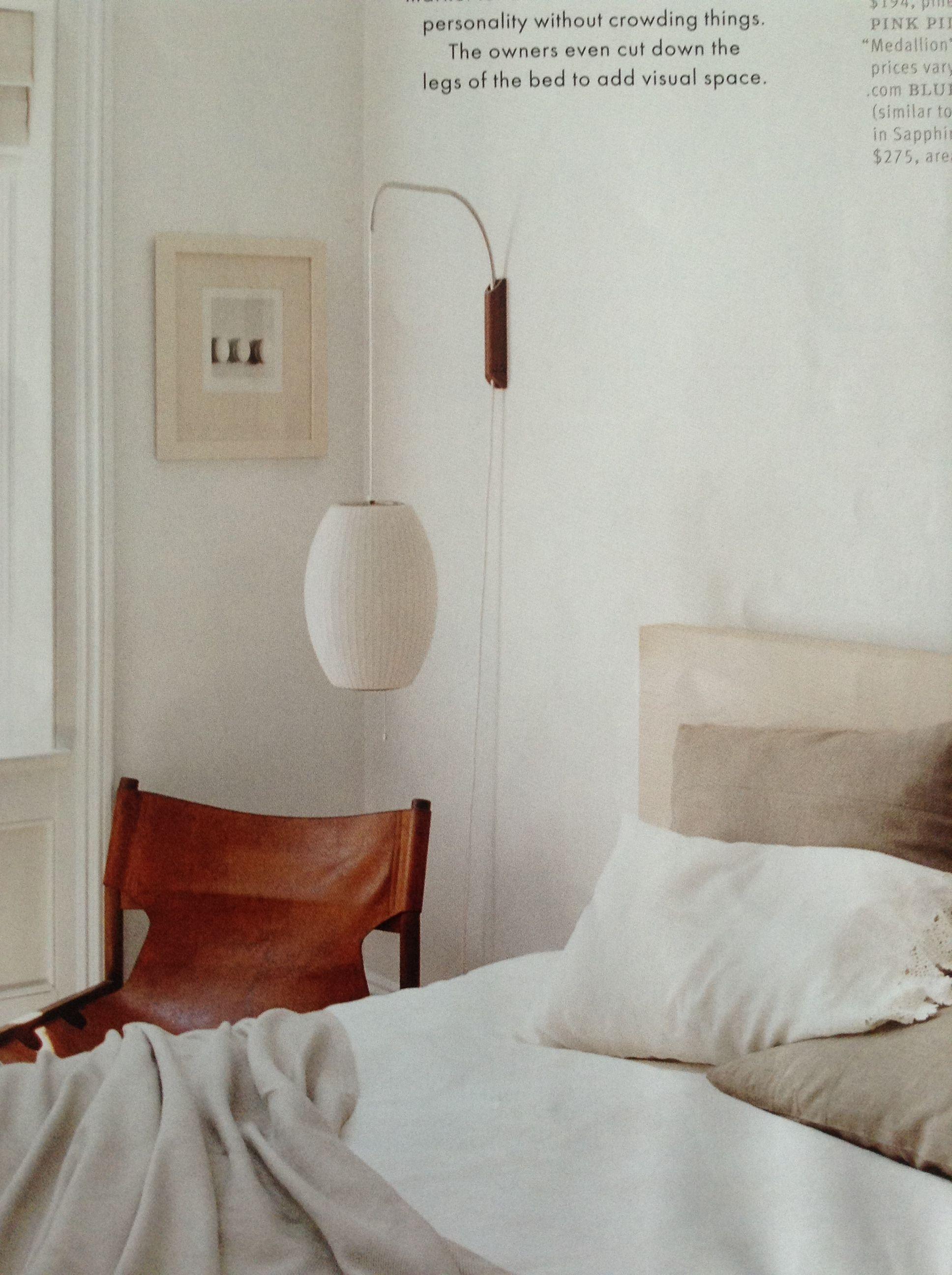 Moderne vegglampe med elegant design, polymer og stål, diffust lys, perfekt for soverom og oppholdsrom.