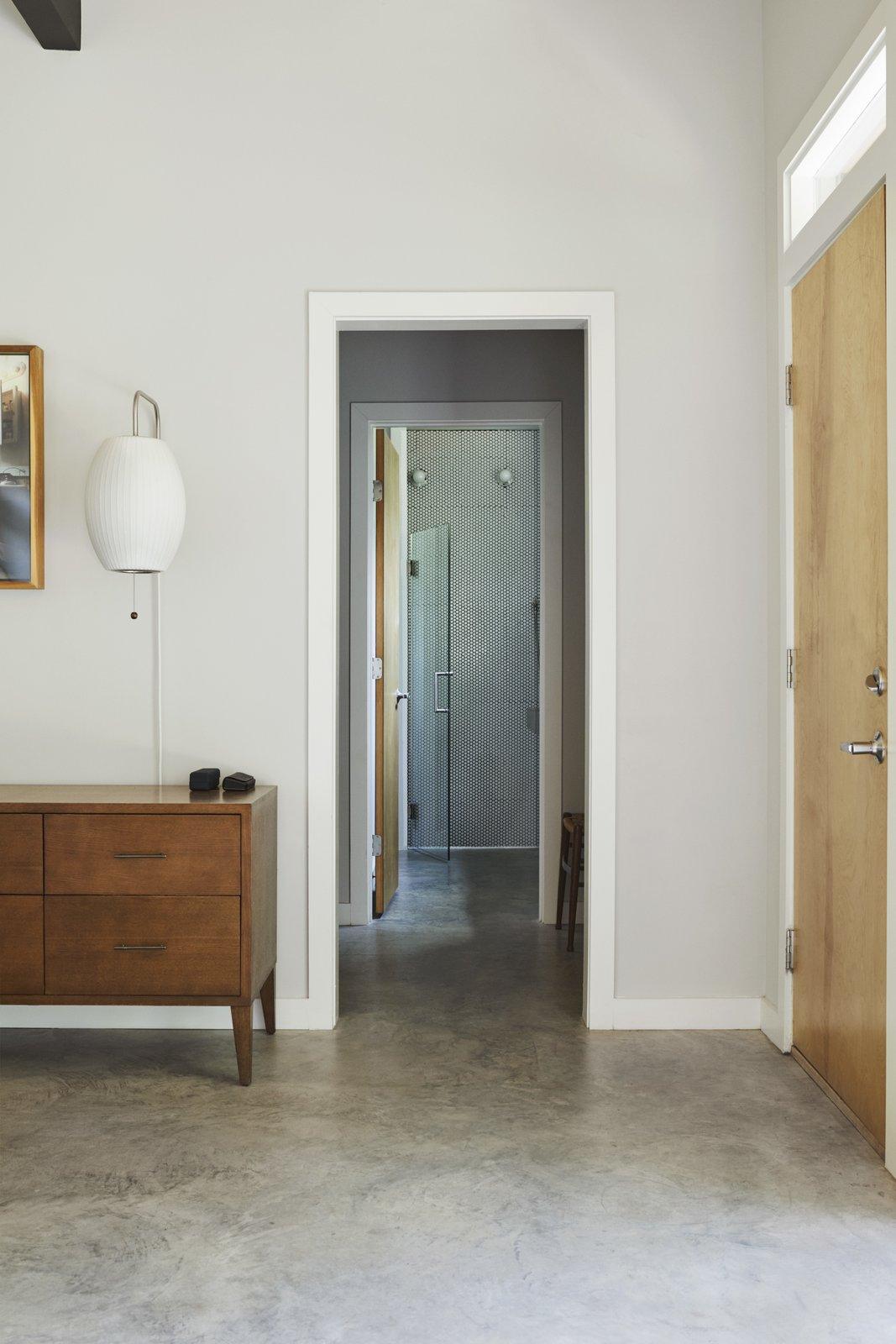 Moderne vegglampe med elegant design, polymer og stål, diffust lys, perfekt for soverom og oppholdsrom.
