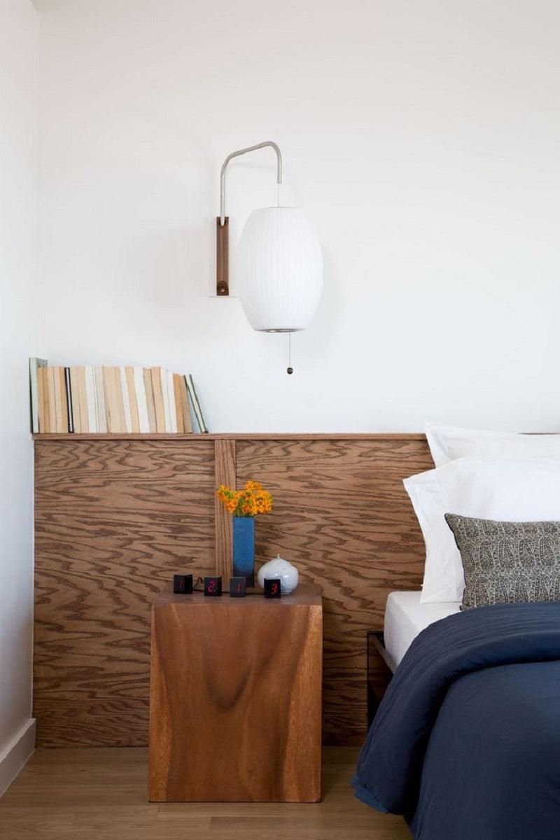 Moderne vegglampe med elegant design, polymer og stål, diffust lys, perfekt for soverom og oppholdsrom.