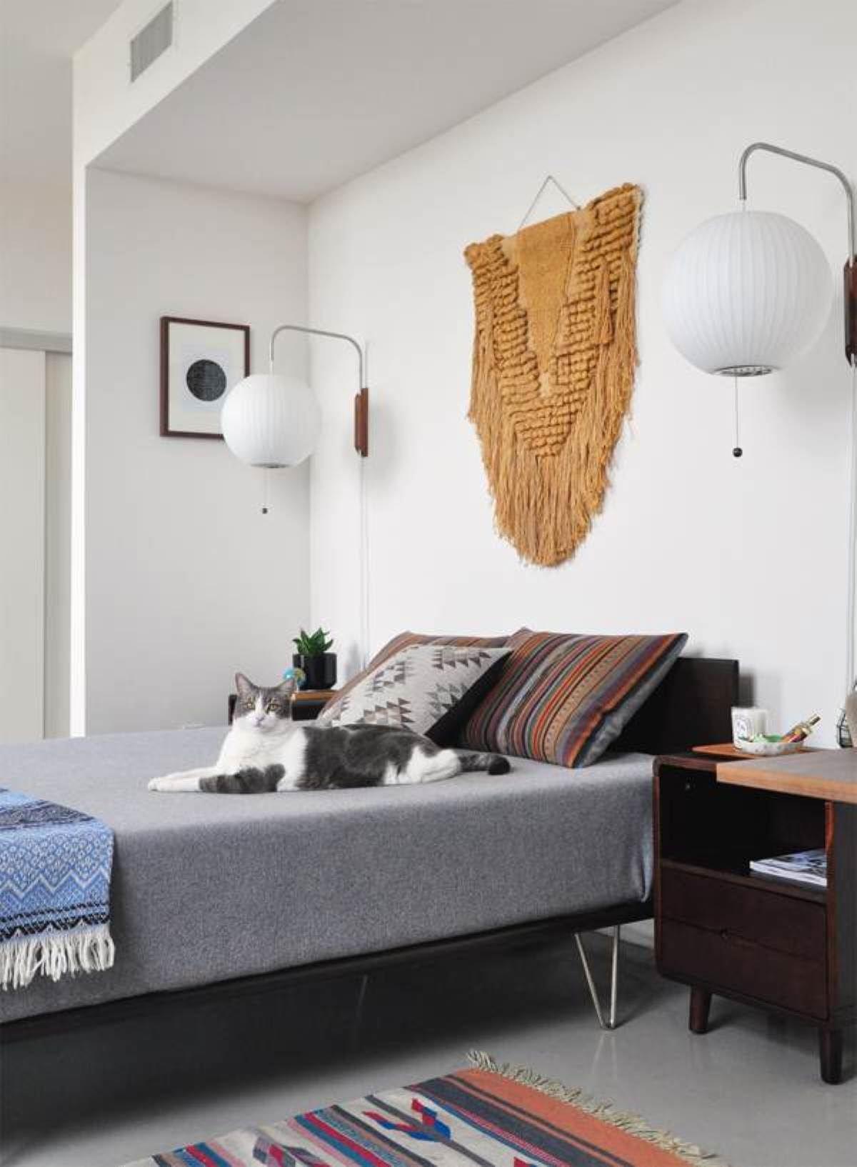 Moderne vegglampe med elegant design, polymer og stål, diffust lys, perfekt for soverom og oppholdsrom.