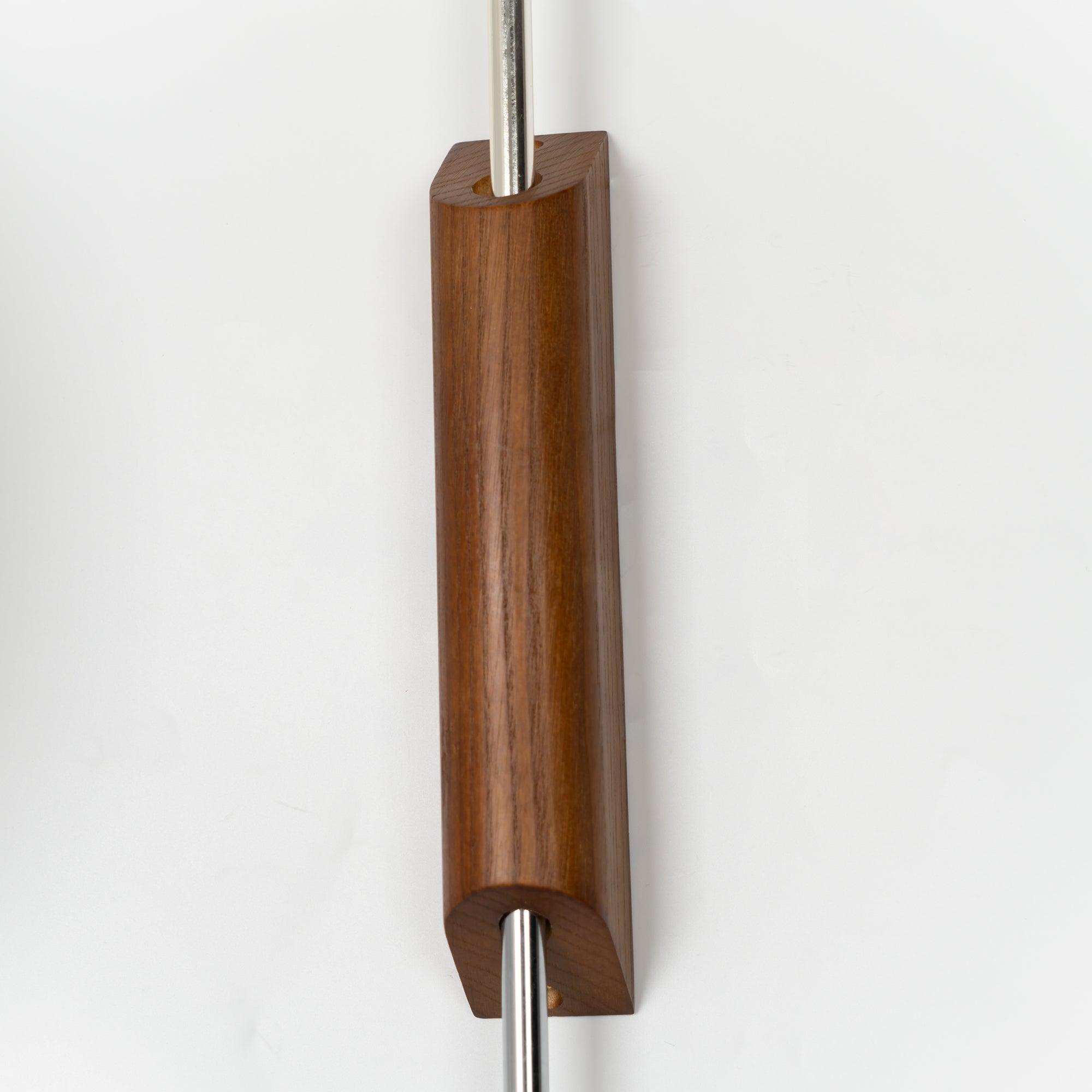 Moderne vegglampe med elegant design, polymer og stål, diffust lys, perfekt for soverom og oppholdsrom.