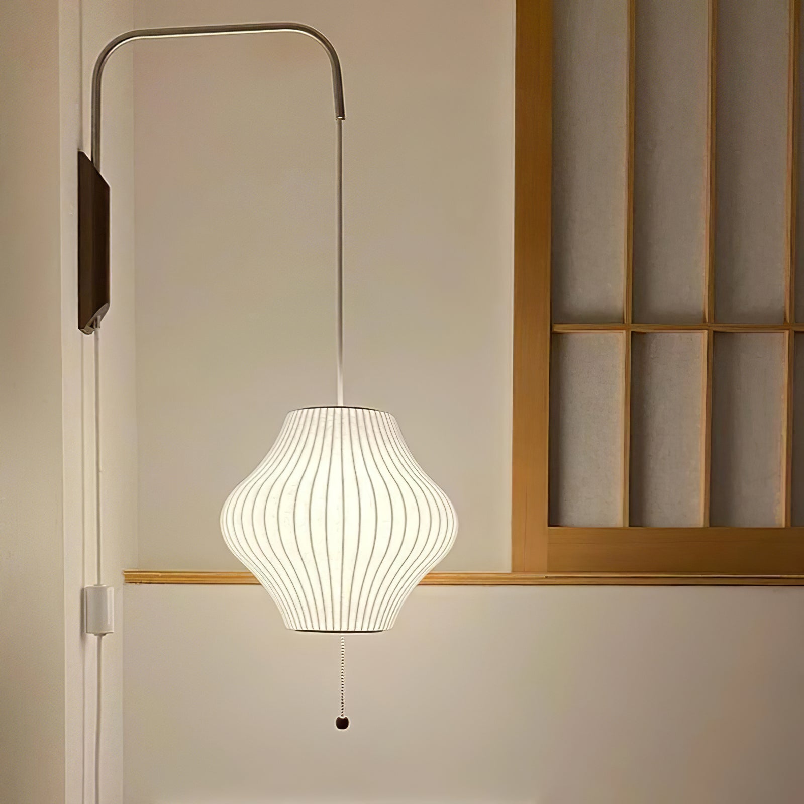 Moderne vegglampe med elegant design, polymer og stål, diffust lys, perfekt for soverom og oppholdsrom.