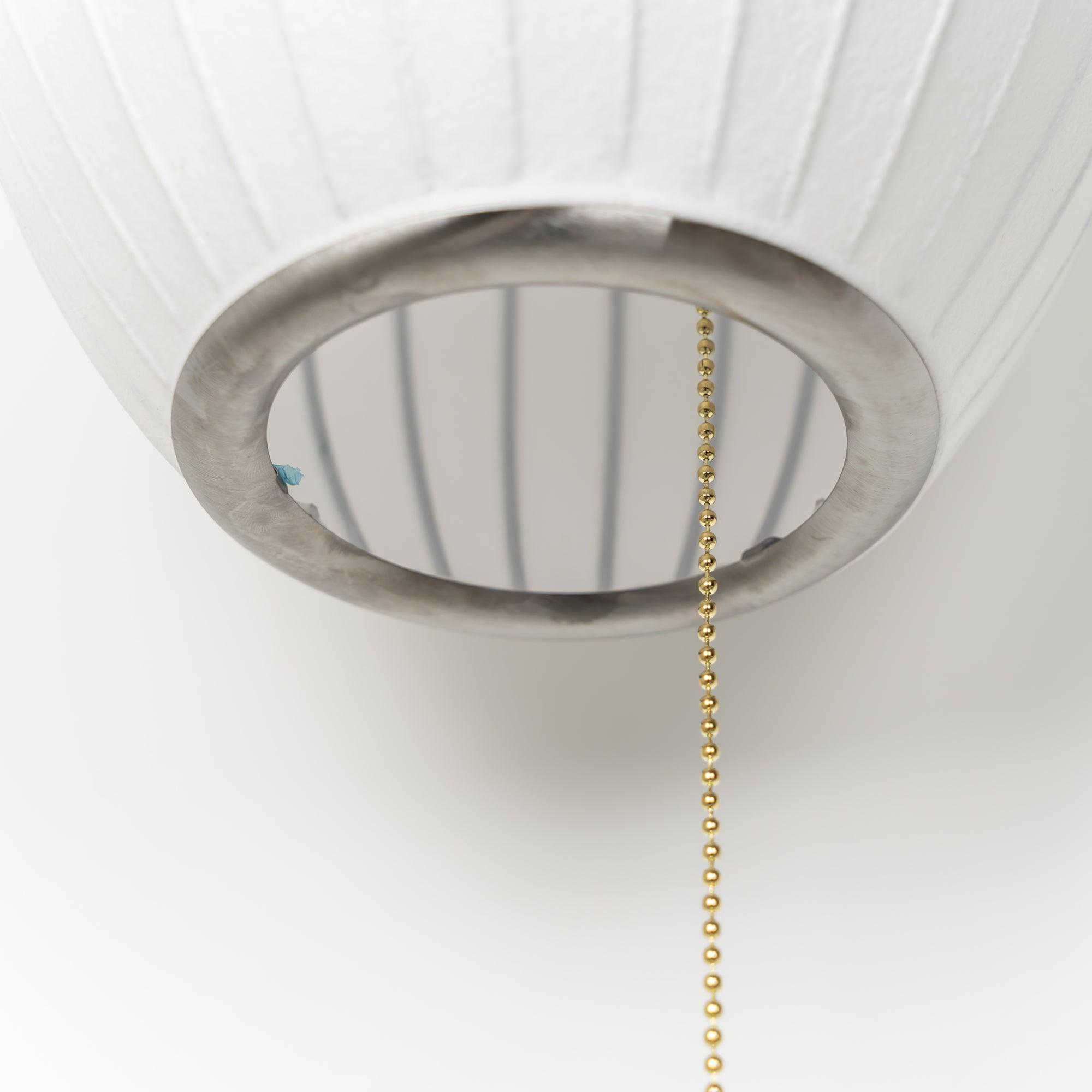 Moderne vegglampe med elegant design, polymer og stål, diffust lys, perfekt for soverom og oppholdsrom.