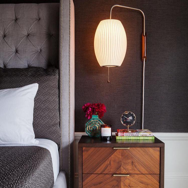 Moderne vegglampe med elegant design, polymer og stål, diffust lys, perfekt for soverom og oppholdsrom.