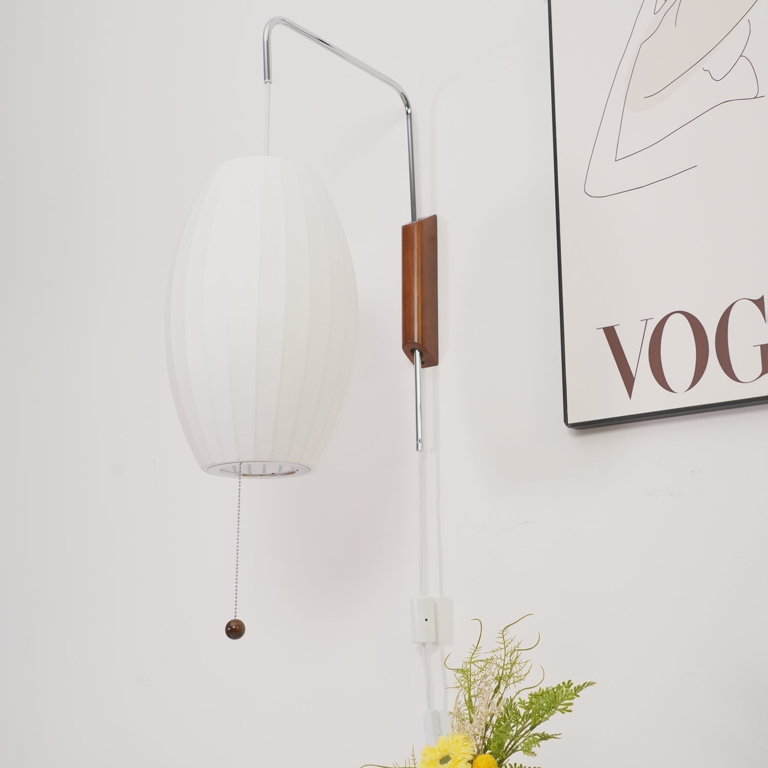 Moderne vegglampe med elegant design, polymer og stål, diffust lys, perfekt for soverom og oppholdsrom.