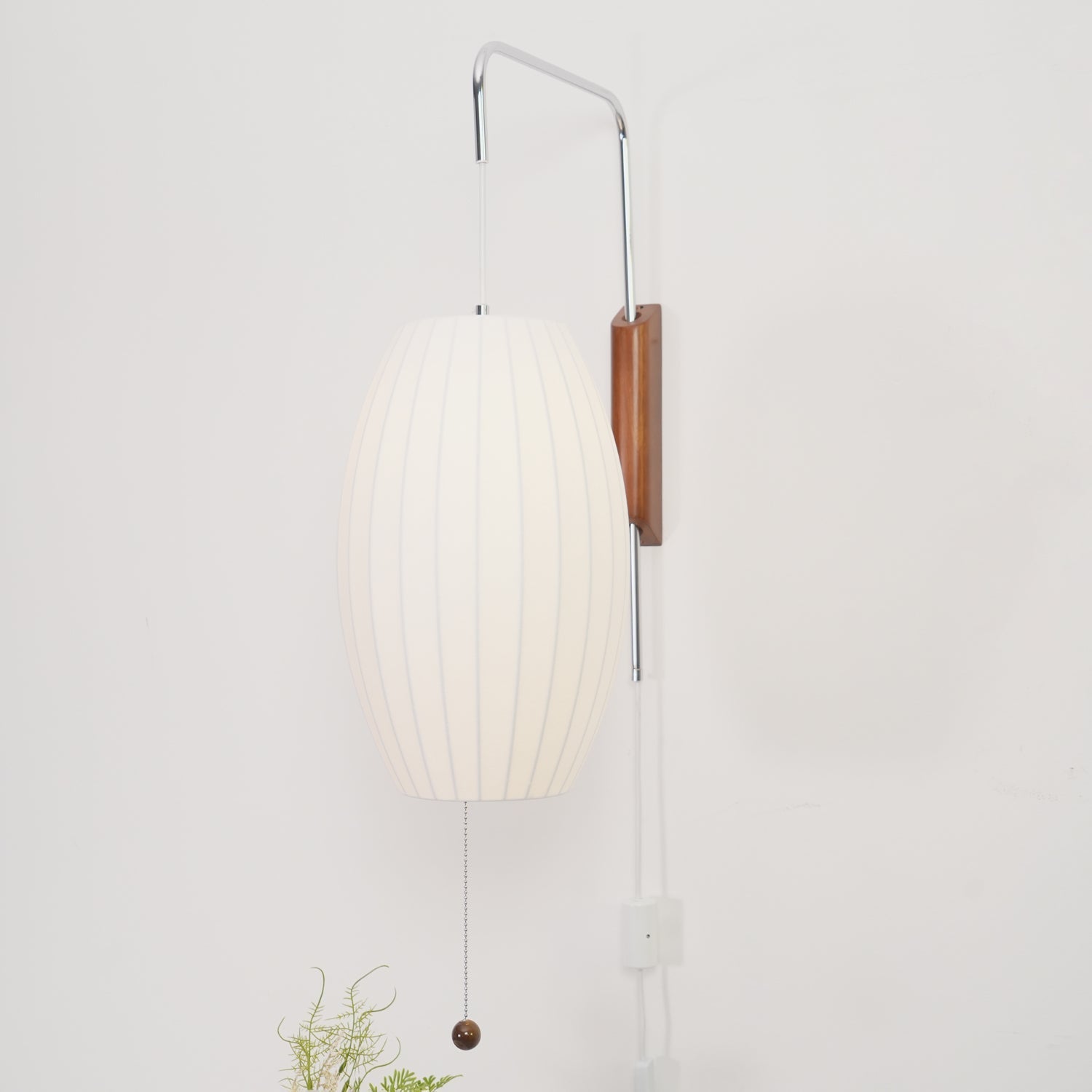 Moderne vegglampe med elegant design, polymer og stål, diffust lys, perfekt for soverom og oppholdsrom.