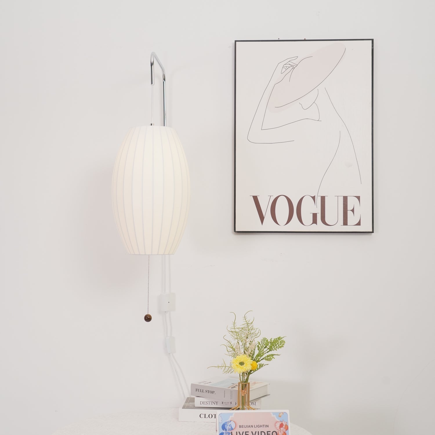 Moderne vegglampe med elegant design, polymer og stål, diffust lys, perfekt for soverom og oppholdsrom.