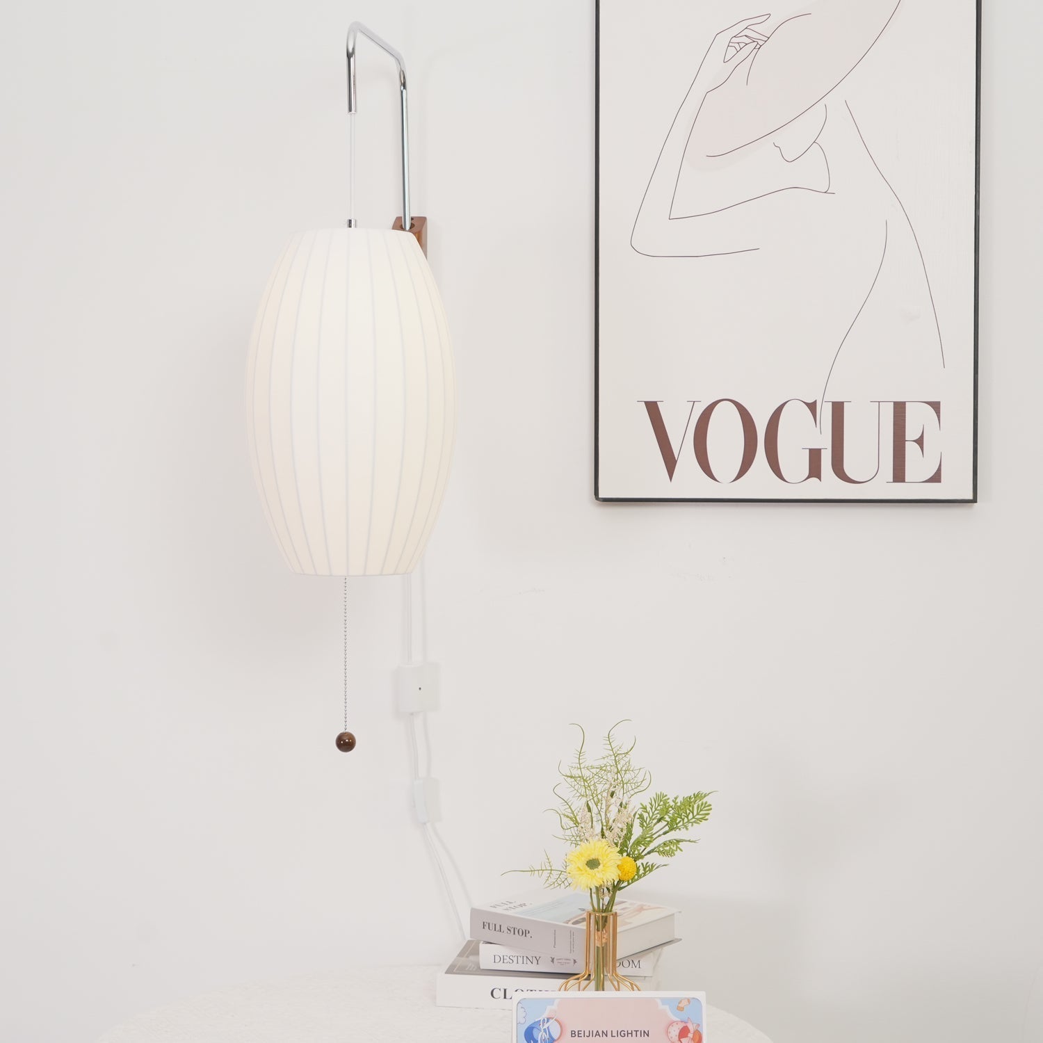 Moderne vegglampe med elegant design, polymer og stål, diffust lys, perfekt for soverom og oppholdsrom.
