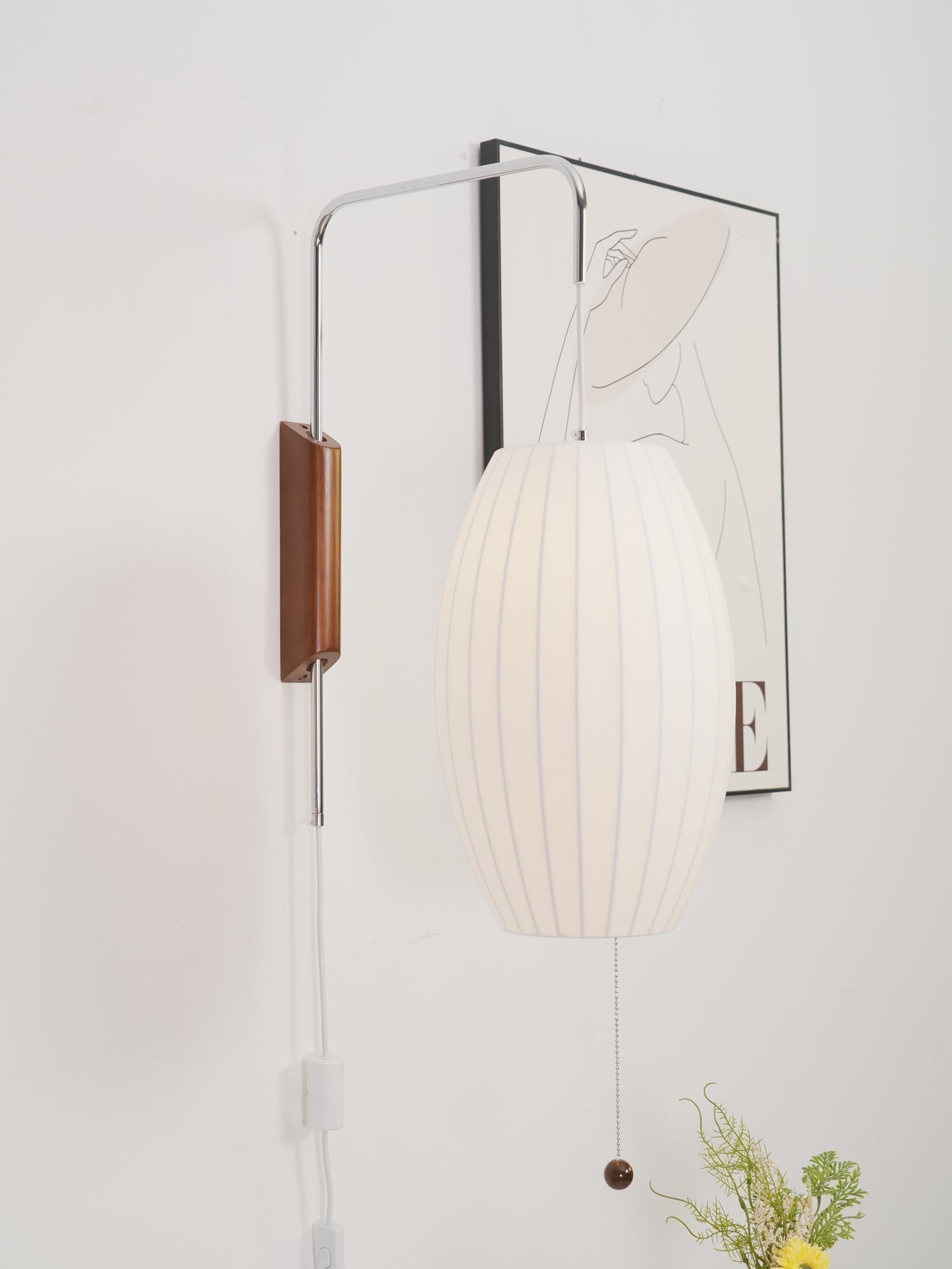 Moderne vegglampe med elegant design, polymer og stål, diffust lys, perfekt for soverom og oppholdsrom.