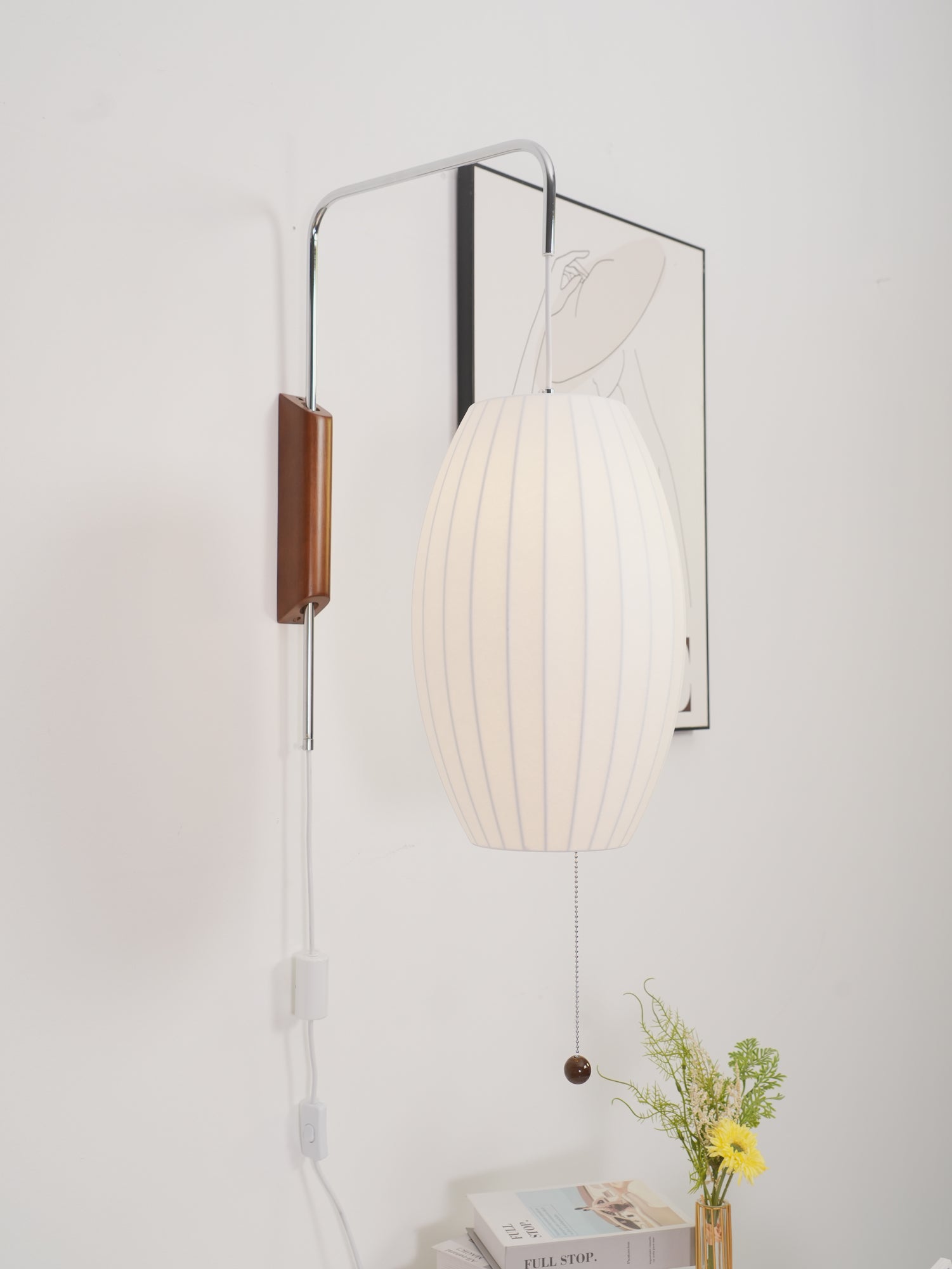 Moderne vegglampe med elegant design, polymer og stål, diffust lys, perfekt for soverom og oppholdsrom.