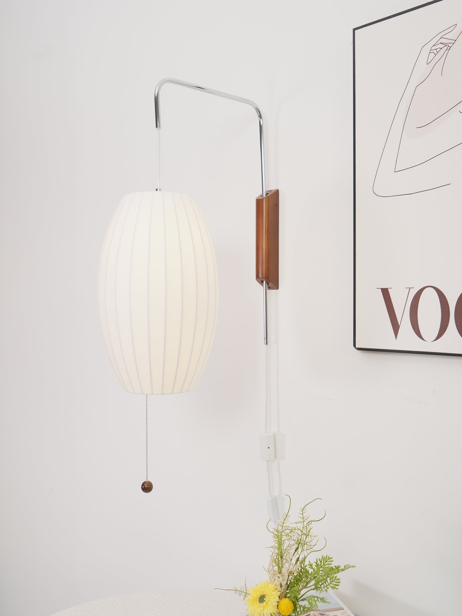 Moderne vegglampe med elegant design, polymer og stål, diffust lys, perfekt for soverom og oppholdsrom.