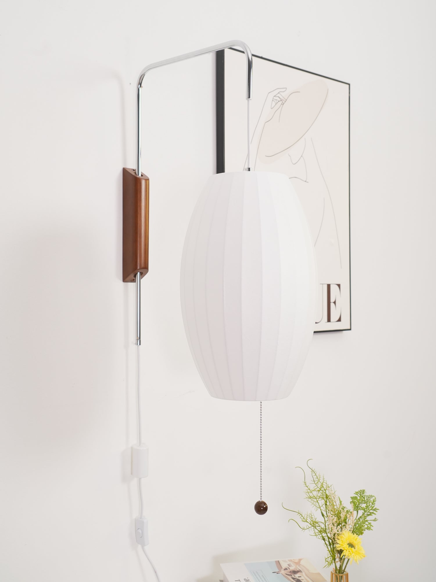 Moderne vegglampe med elegant design, polymer og stål, diffust lys, perfekt for soverom og oppholdsrom.