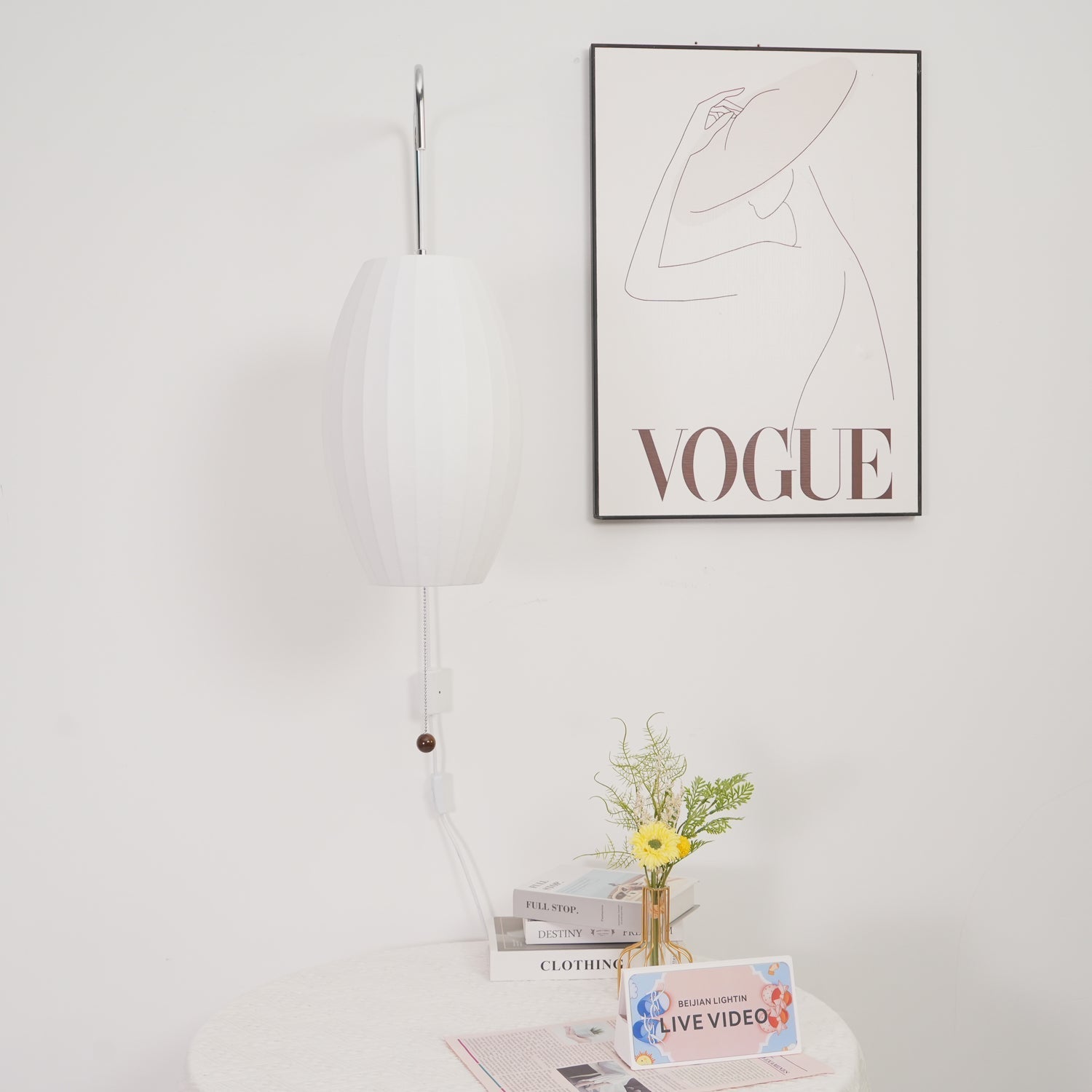 Moderne vegglampe med elegant design, polymer og stål, diffust lys, perfekt for soverom og oppholdsrom.
