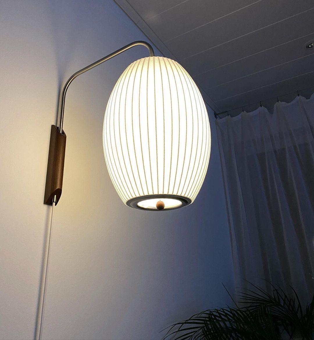 Moderne vegglampe med elegant design, polymer og stål, diffust lys, perfekt for soverom og oppholdsrom.