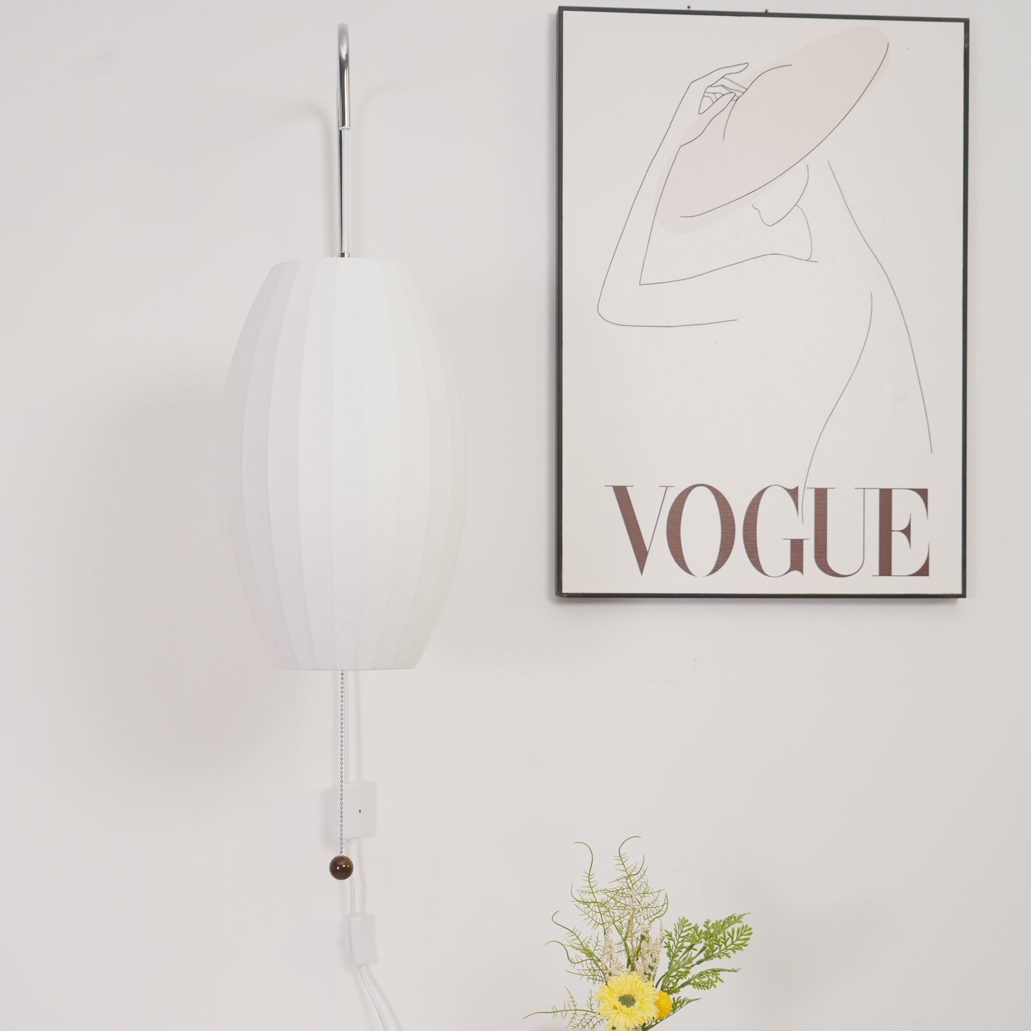 Moderne vegglampe med elegant design, polymer og stål, diffust lys, perfekt for soverom og oppholdsrom.