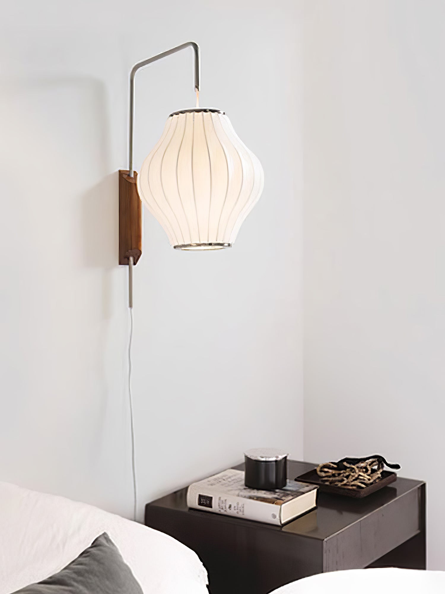 Moderne vegglampe med elegant design, polymer og stål, diffust lys, perfekt for soverom og oppholdsrom.