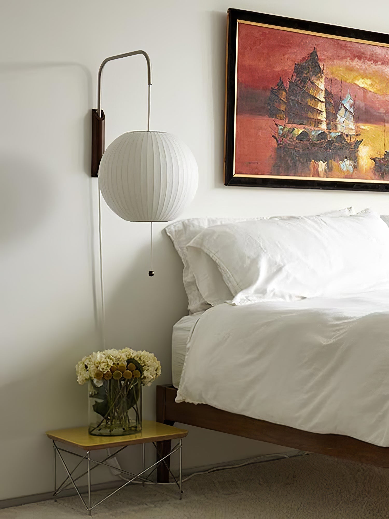 Moderne vegglampe med elegant design, polymer og stål, diffust lys, perfekt for soverom og oppholdsrom.