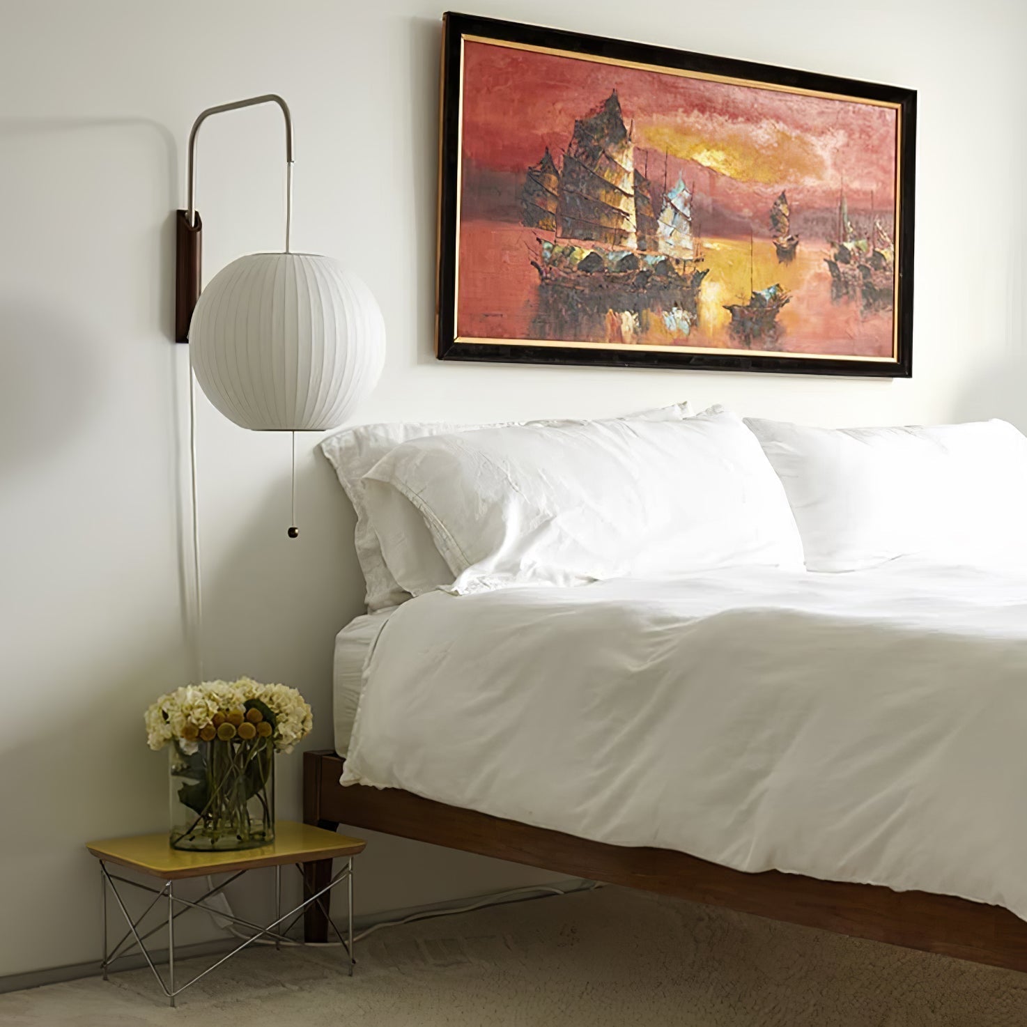 Moderne vegglampe med elegant design, polymer og stål, diffust lys, perfekt for soverom og oppholdsrom.