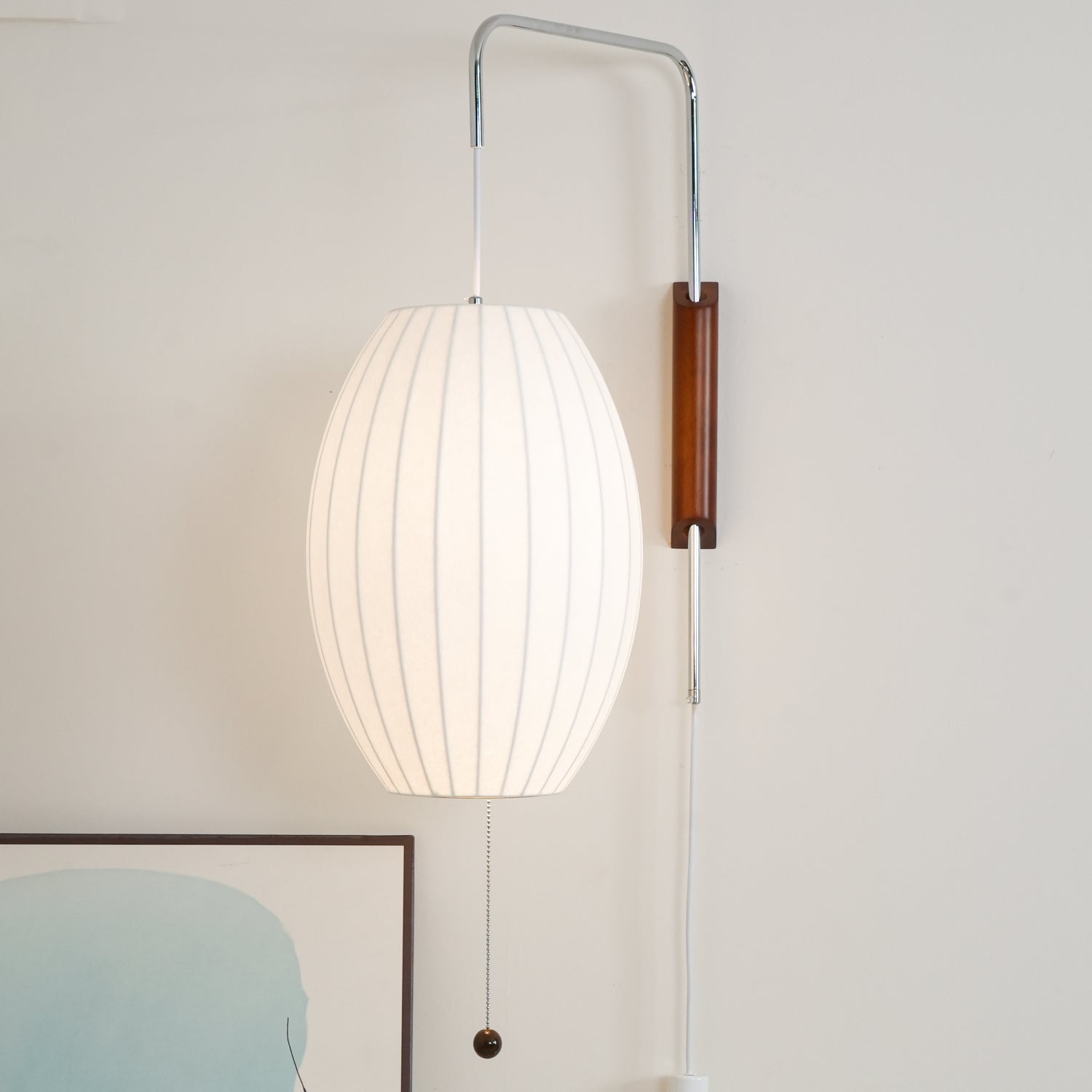 Moderne vegglampe med elegant design, polymer og stål, diffust lys, perfekt for soverom og oppholdsrom.