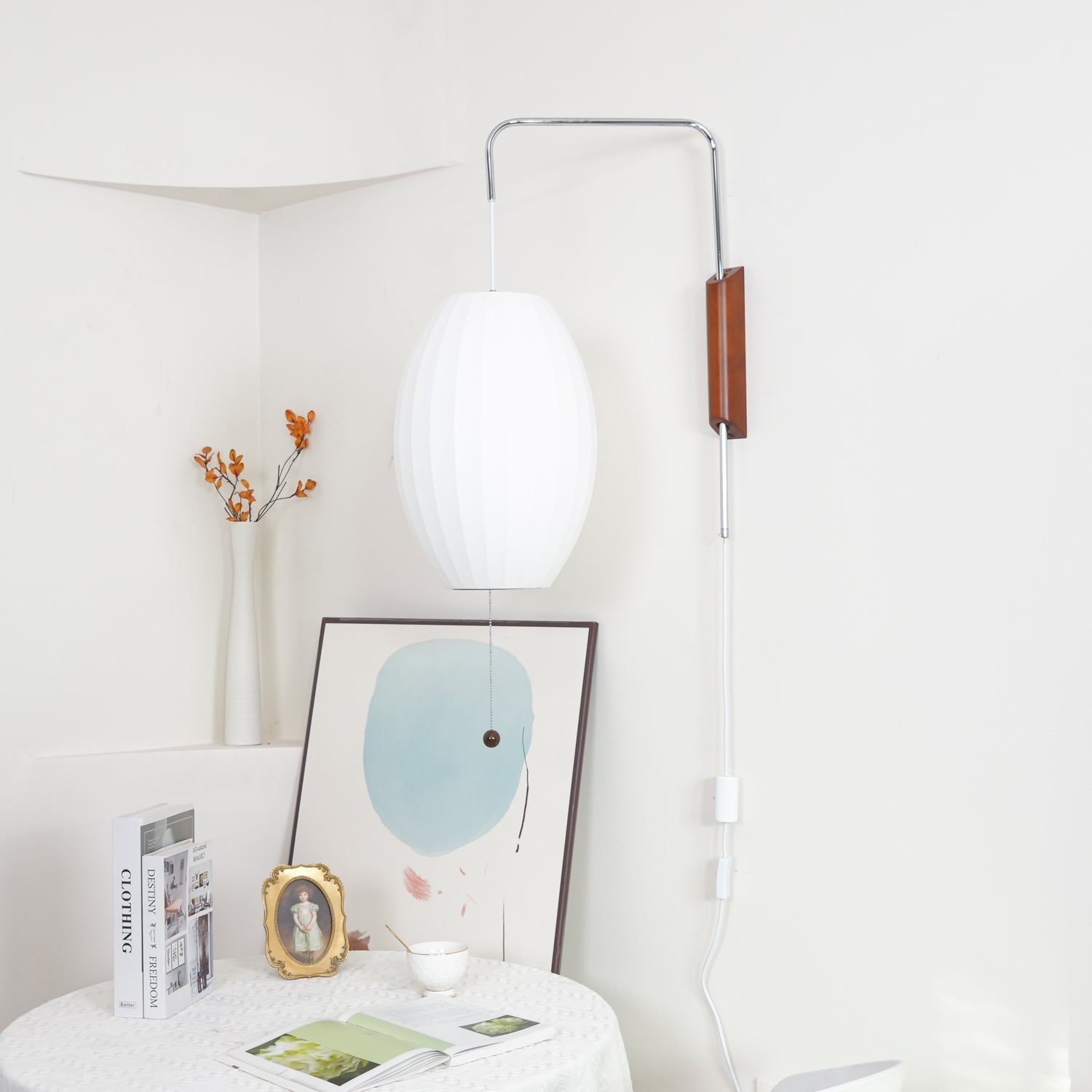 Moderne vegglampe med elegant design, polymer og stål, diffust lys, perfekt for soverom og oppholdsrom.