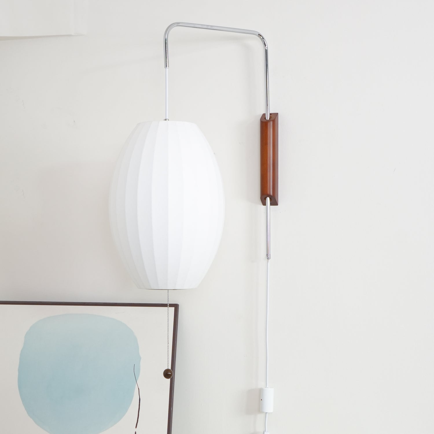 Moderne vegglampe med elegant design, polymer og stål, diffust lys, perfekt for soverom og oppholdsrom.