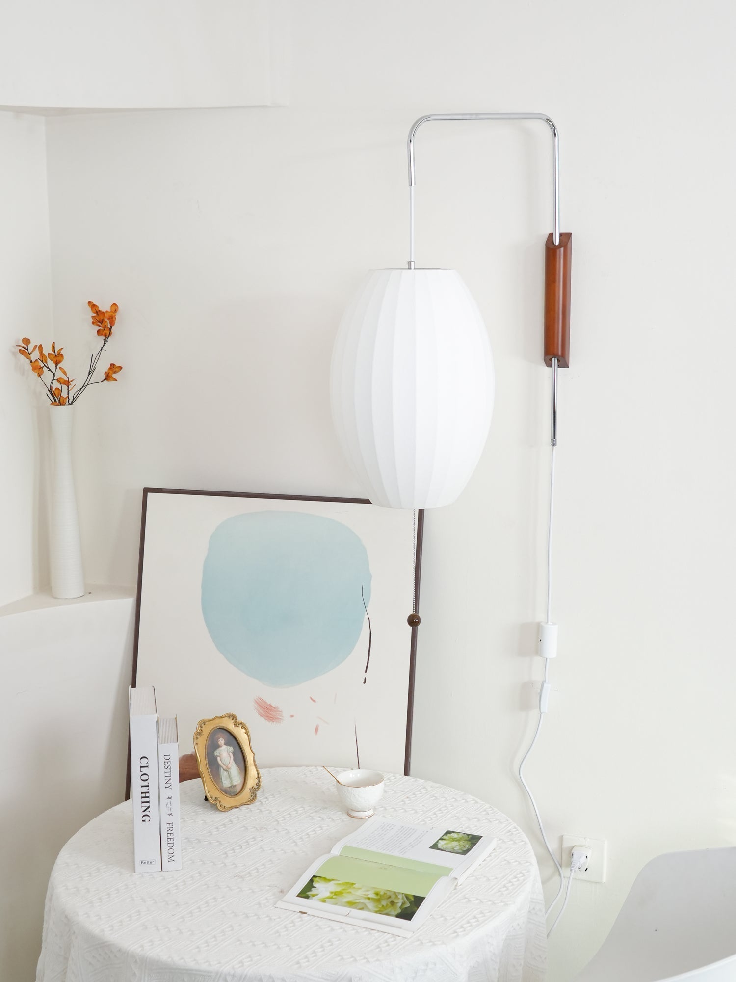 Moderne vegglampe med elegant design, polymer og stål, diffust lys, perfekt for soverom og oppholdsrom.
