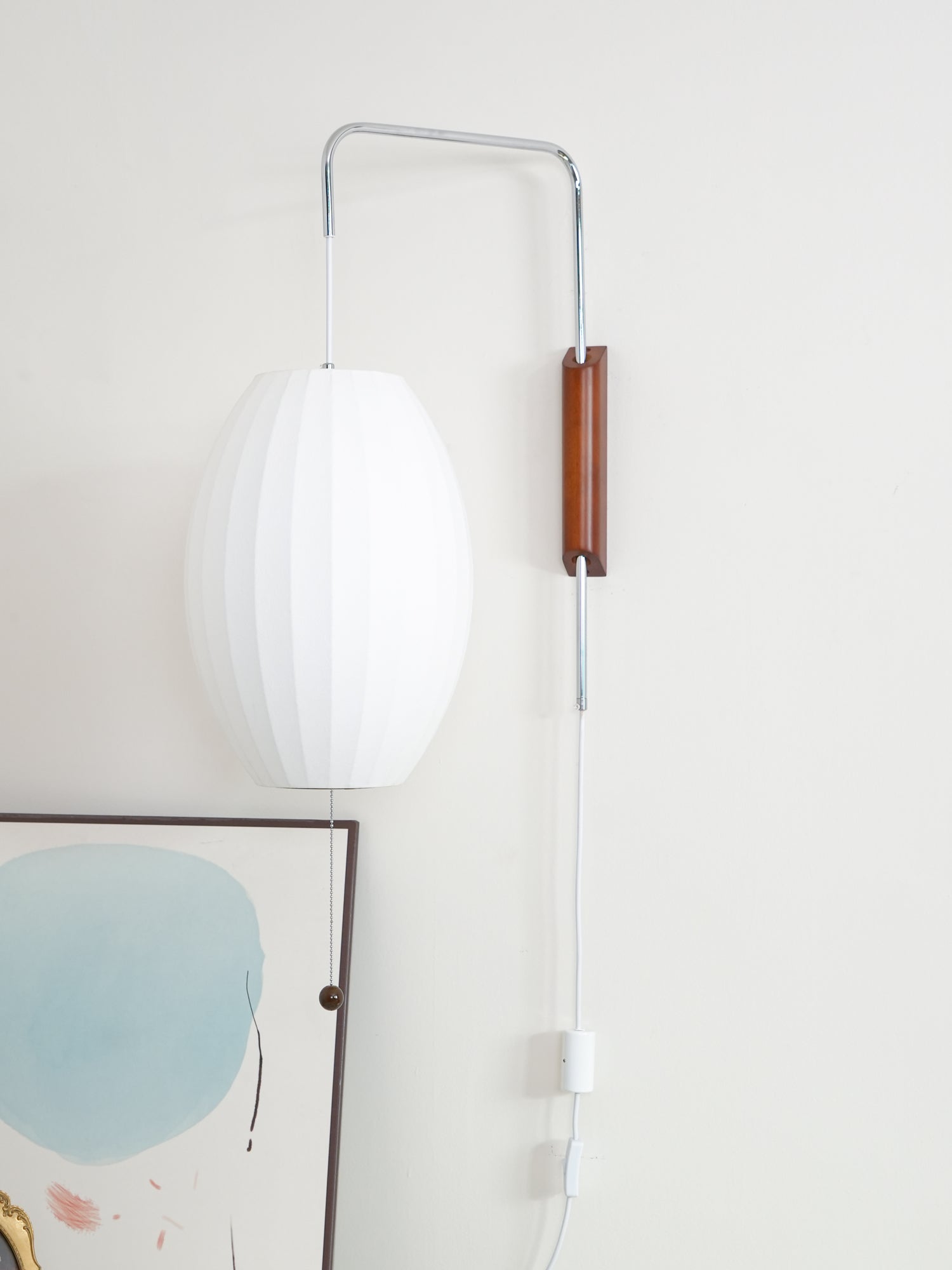 Moderne vegglampe med elegant design, polymer og stål, diffust lys, perfekt for soverom og oppholdsrom.
