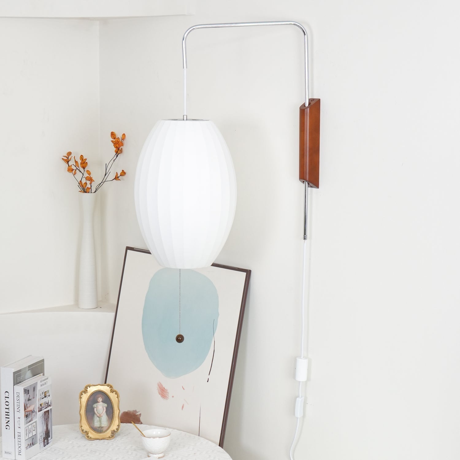 Moderne vegglampe med elegant design, polymer og stål, diffust lys, perfekt for soverom og oppholdsrom.